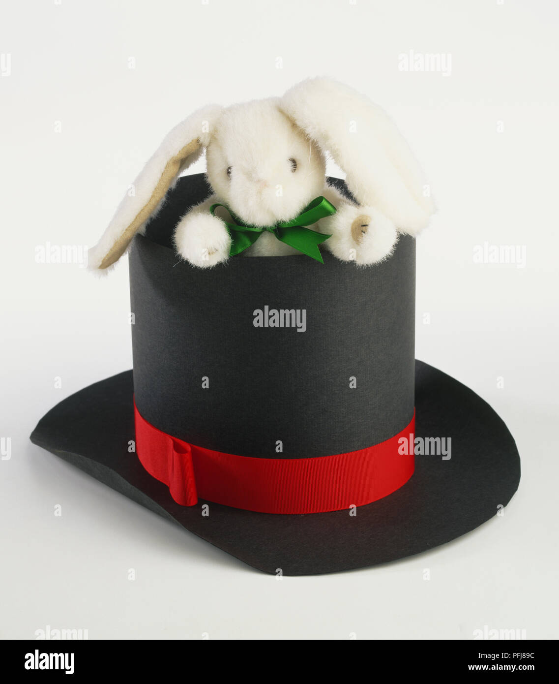 Weiß toy Kaninchen peeking von oben Top hat Stockfoto
