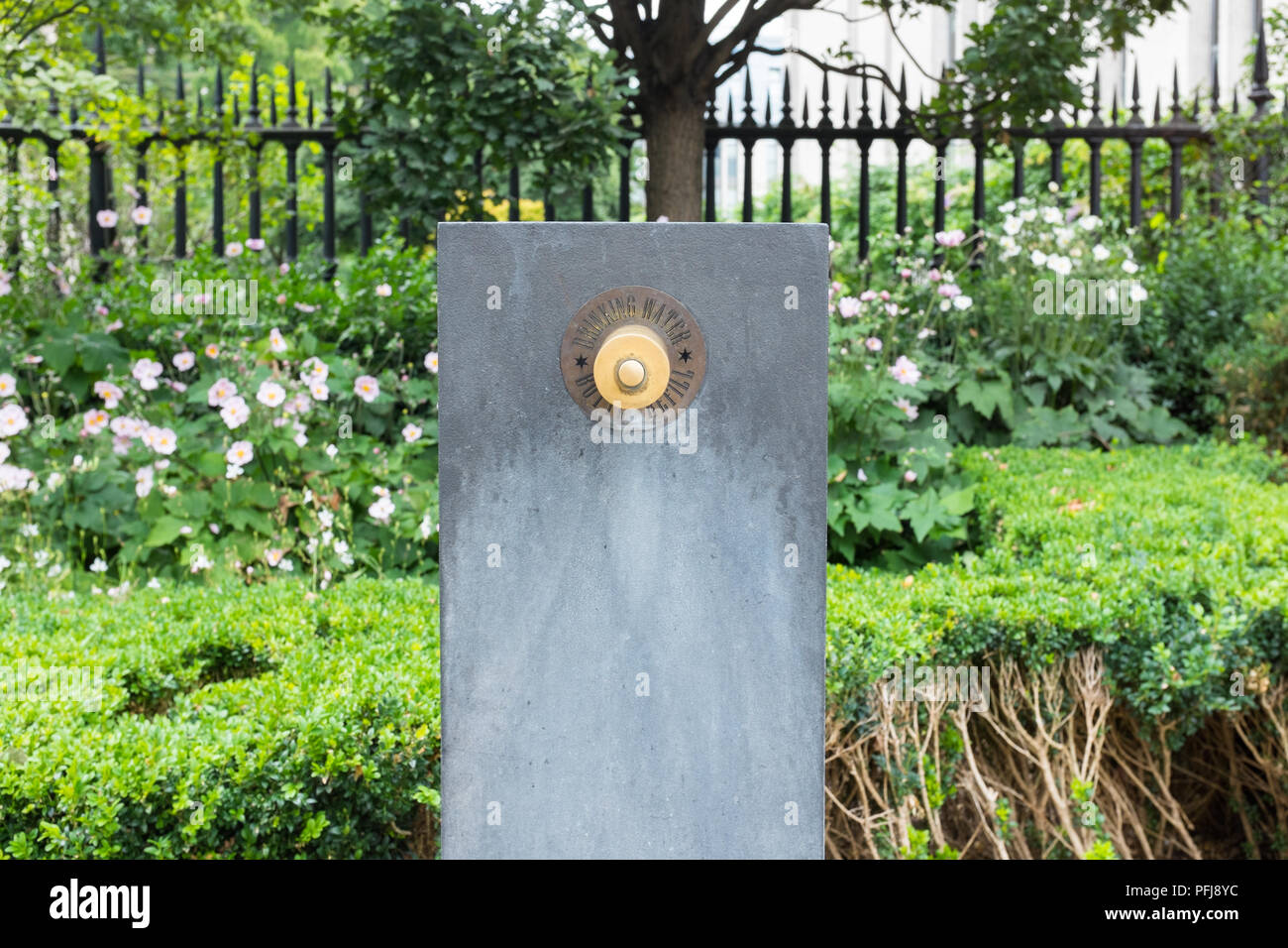 Trinkwasser Brunnen für das Nachfüllen von Wasser Flaschen in St. Paul Kirchhof in der Londoner City Stockfoto
