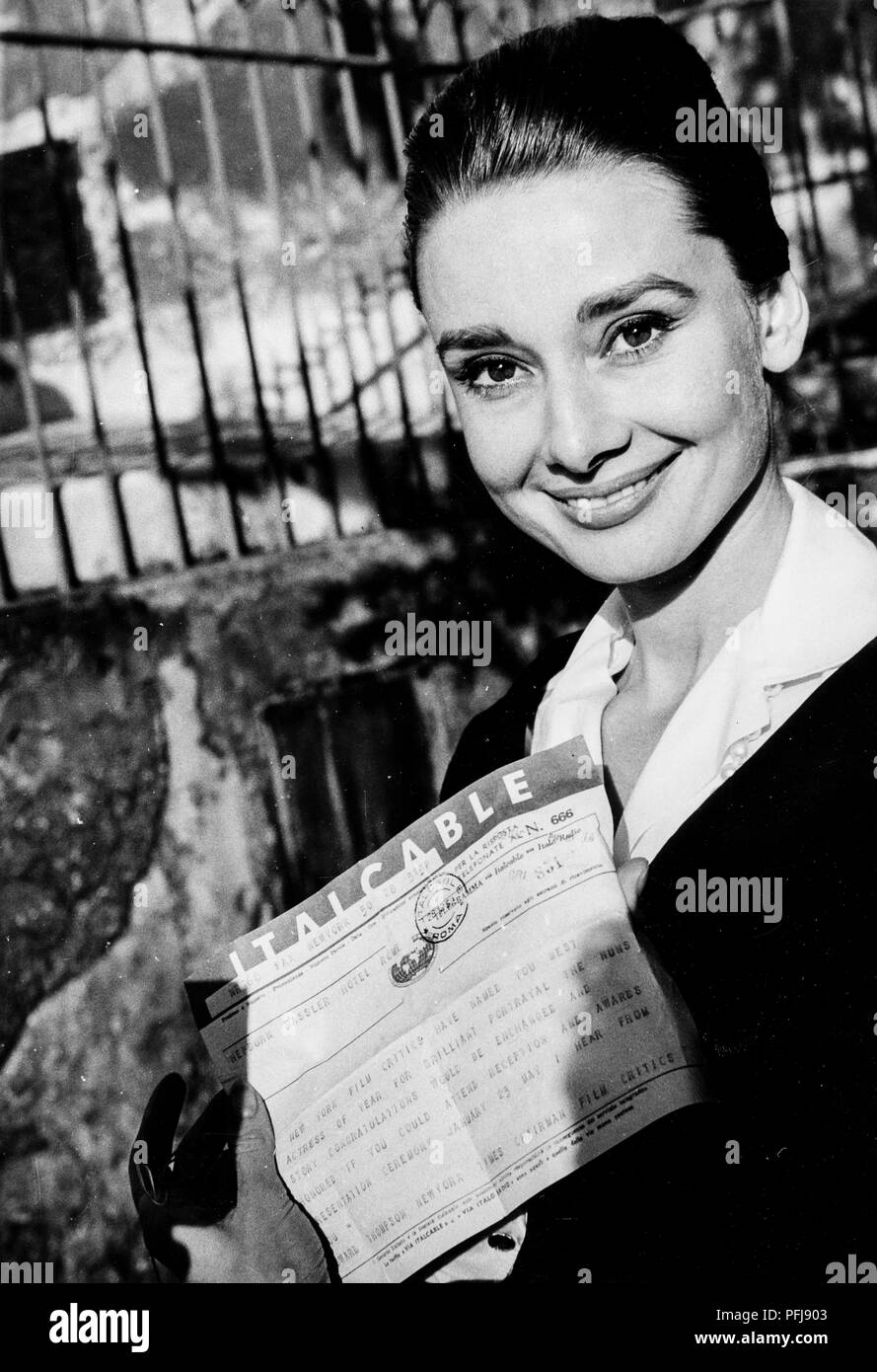 Audrey Hepburn, zeigt das Telegramm mit der Ankündigung, wo Sie die beste Schauspielerin, die durch die amerikanische Kritiker, Rom genannt wurde, 29. Dezember 1959 Stockfoto