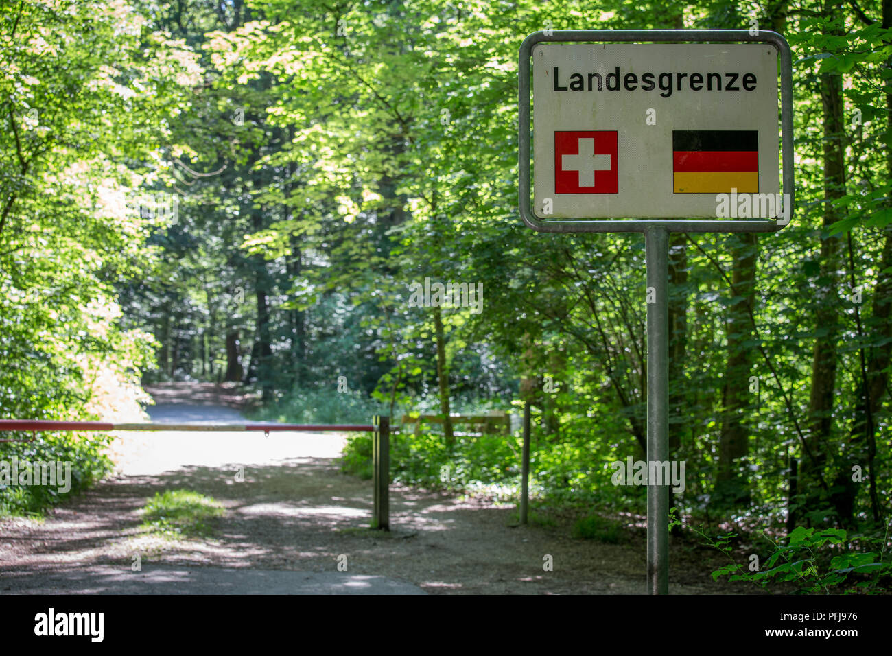 Straßenschild an der deutsch-schweizerischen Grenze. Basel-Baden Württemberg. Stockfoto