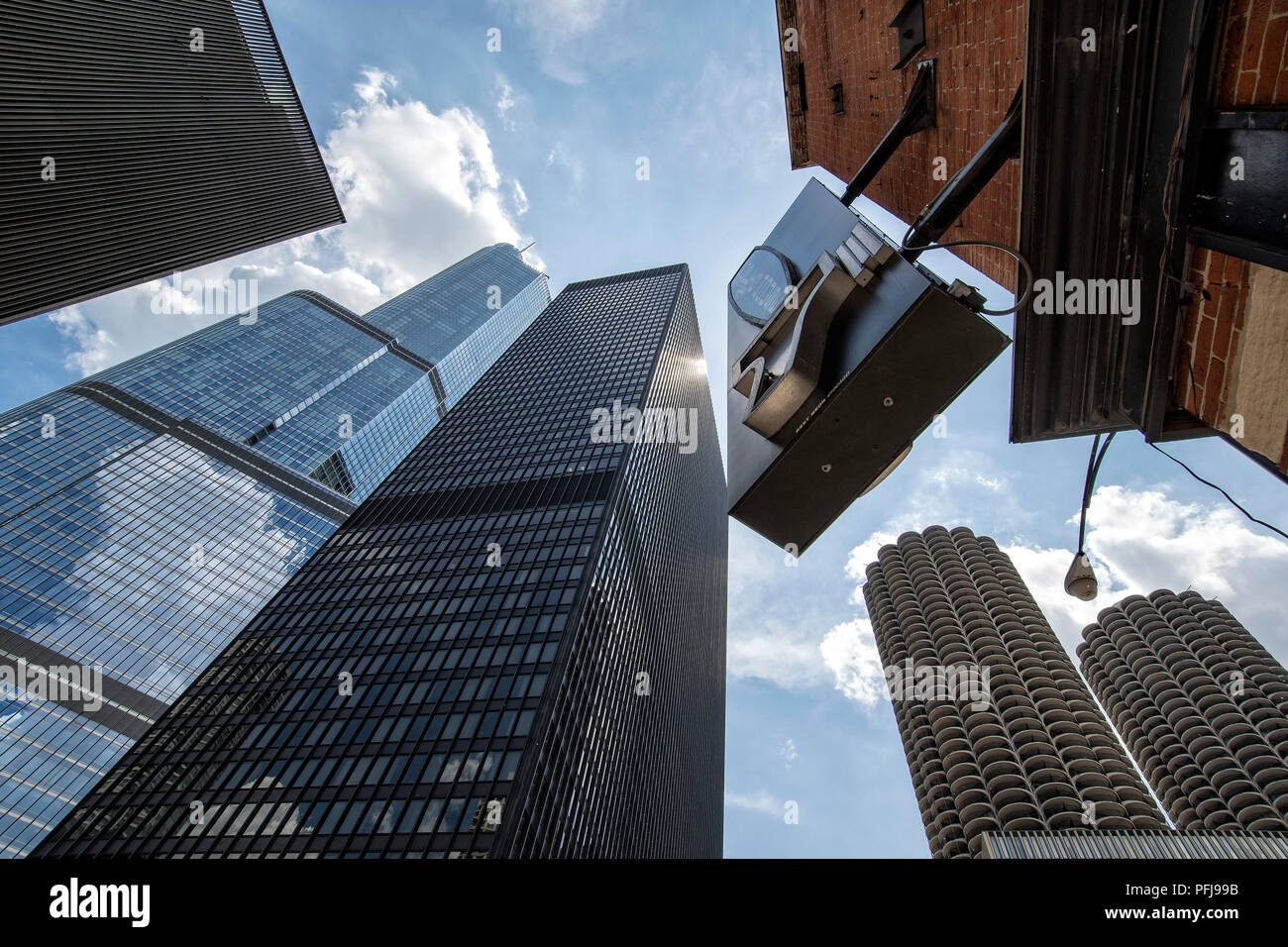 Downtown Chicago Wolkenkratzer, (von rechts) Marina Towers, The Langham, Trump Tower. Stockfoto