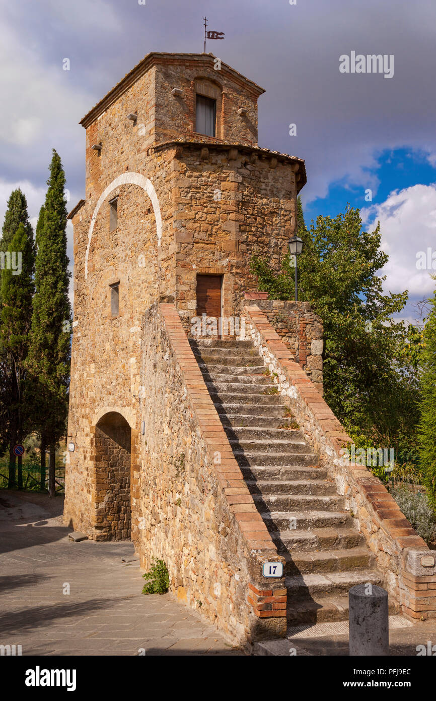 Treppe, die zu kleine Wohnung über Porta ai Cappuccini - das antike Tor entlang der Stadtmauer, San Quirico d'Orcia, Toskana, Italien Stockfoto