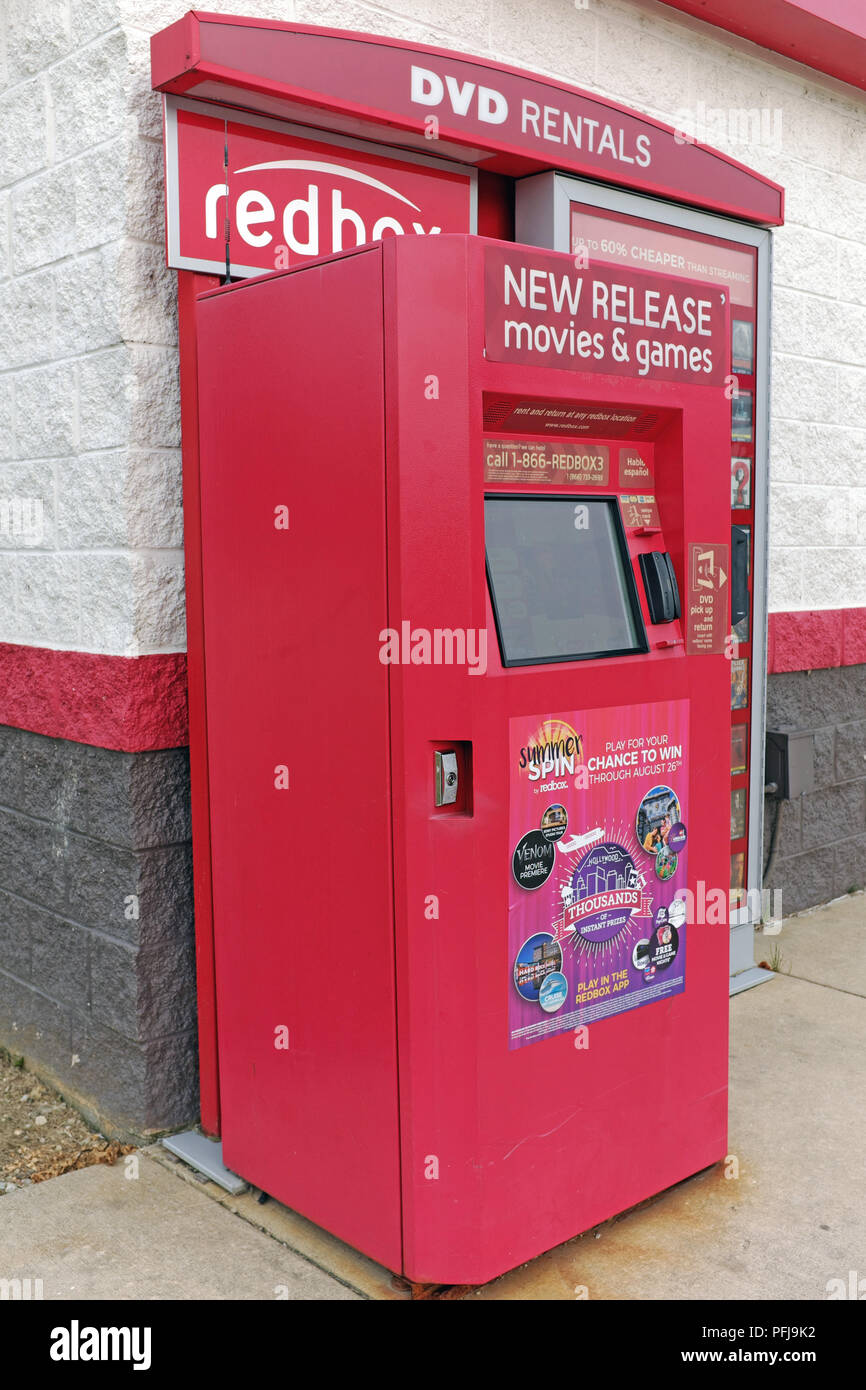 Redbox DVD Mieten frei stehenden DVD-Dispenser außerhalb ein Geschäft in Mentor, Ohio im August 2018. Stockfoto