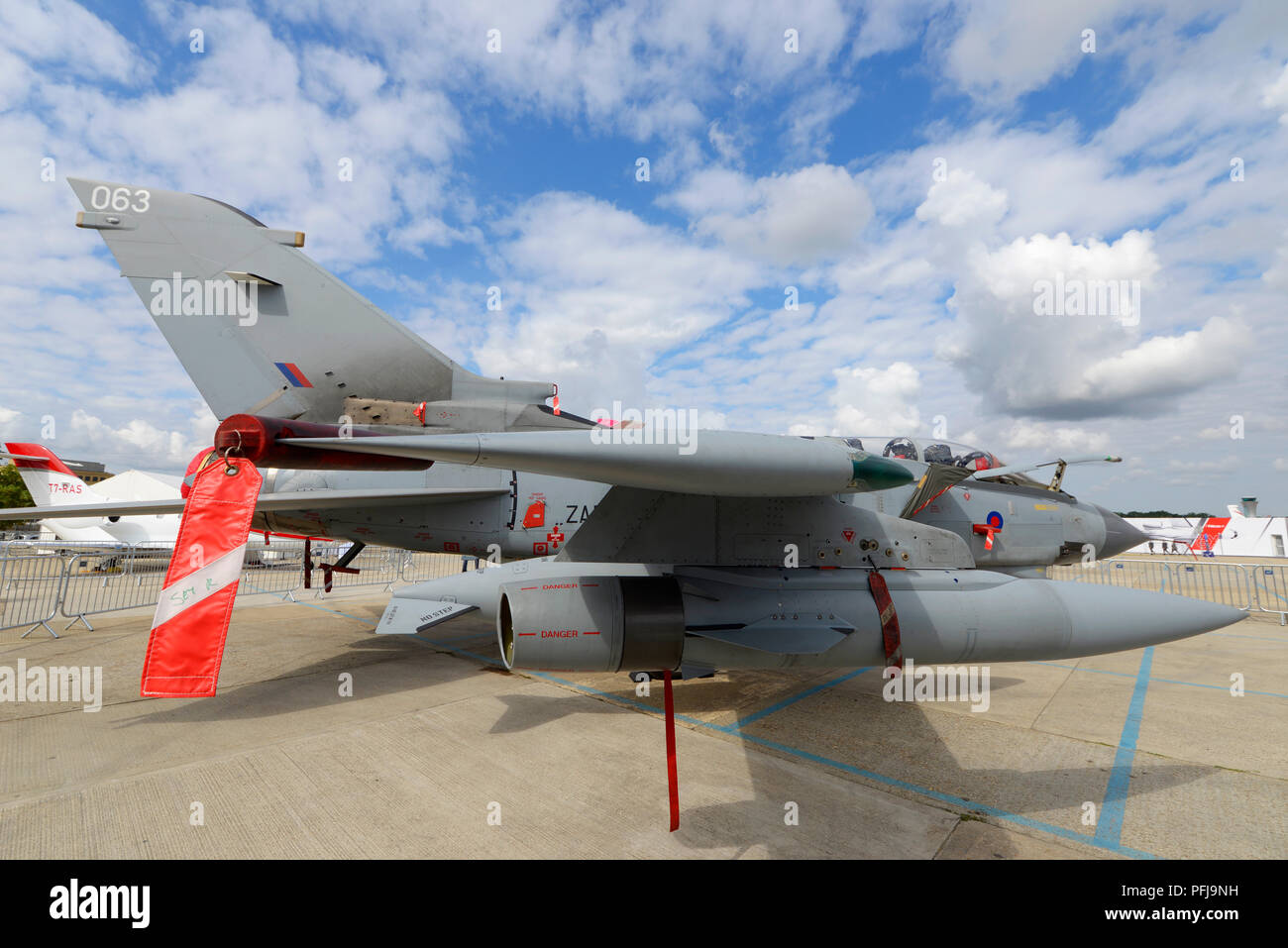 Royal Air Force, RAF Panavia Tornado GR4 auf der Farnborough International Airshow, Aerospace Show. BOZ-107 Spreu-/Bördelspender auf Pylon Stockfoto