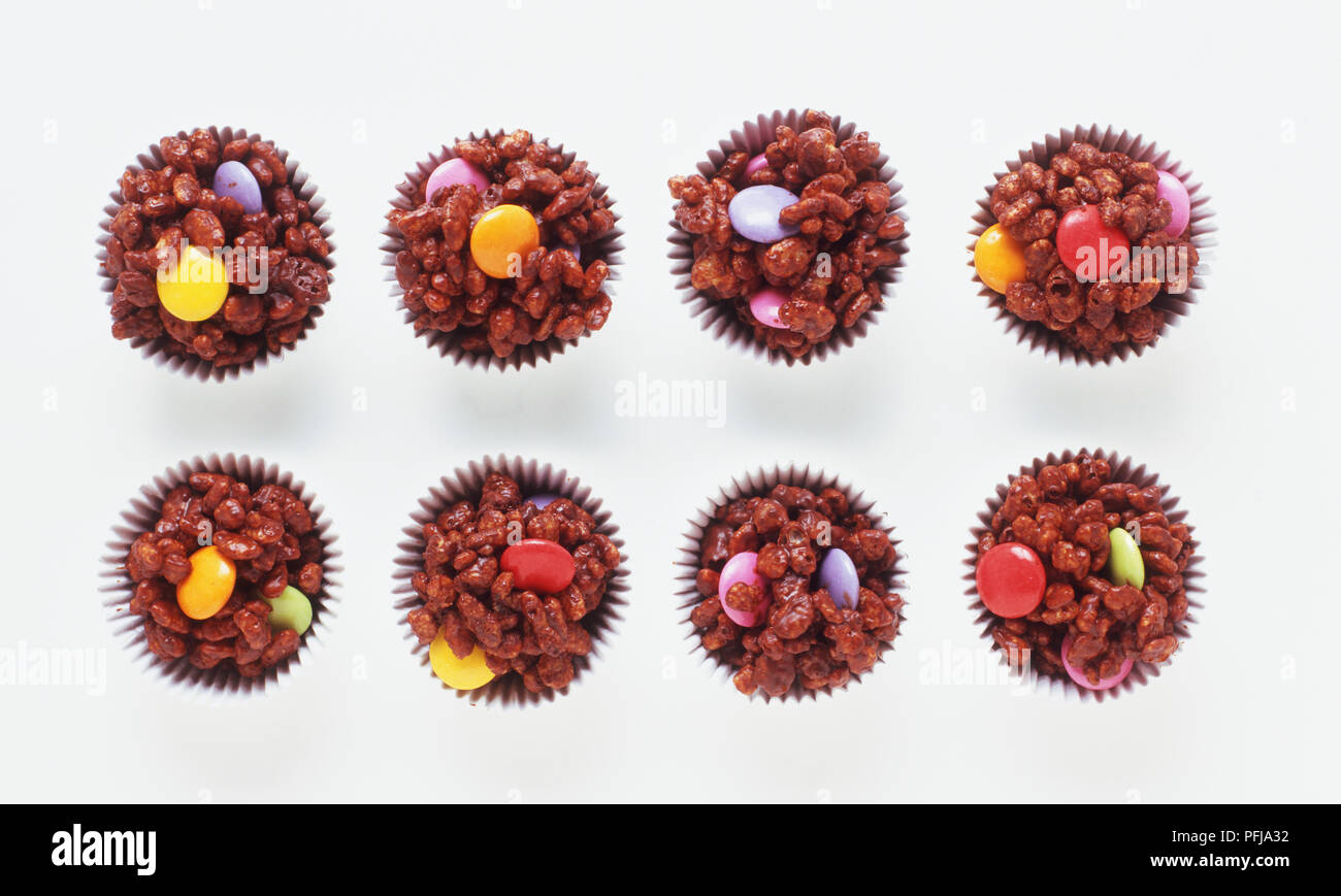 Acht Cupcakes mit Schokolade überzogene Puffreis, Ansicht von oben Stockfoto