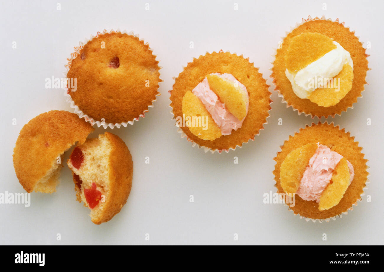 Fünf Cupcakes, mit getrockneten Früchten und Rahm, Ansicht von oben Stockfoto