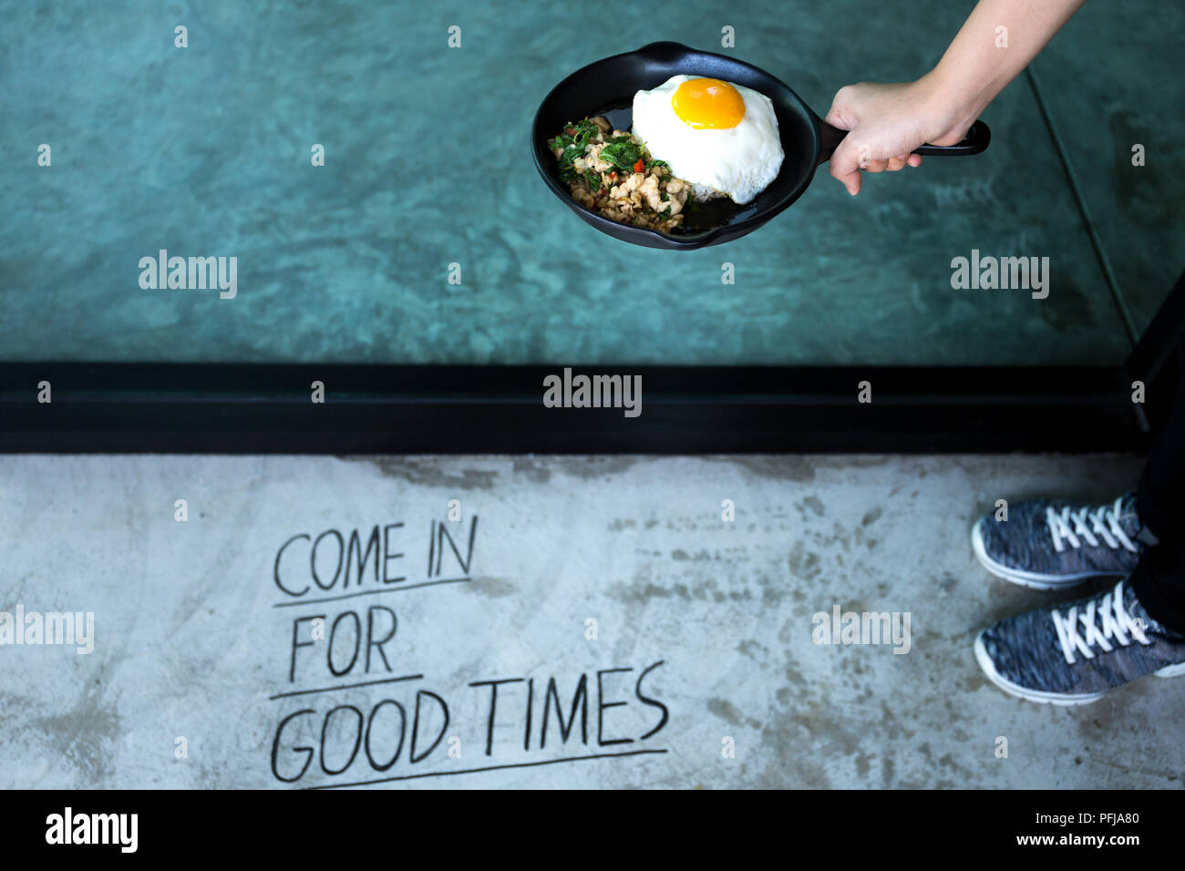 Ausgewählte Schwerpunkte Hand schwarz Pan mit stir Fried Chicken chili Thai Basilikum mit dem Texting word im Hintergrund Stockfoto