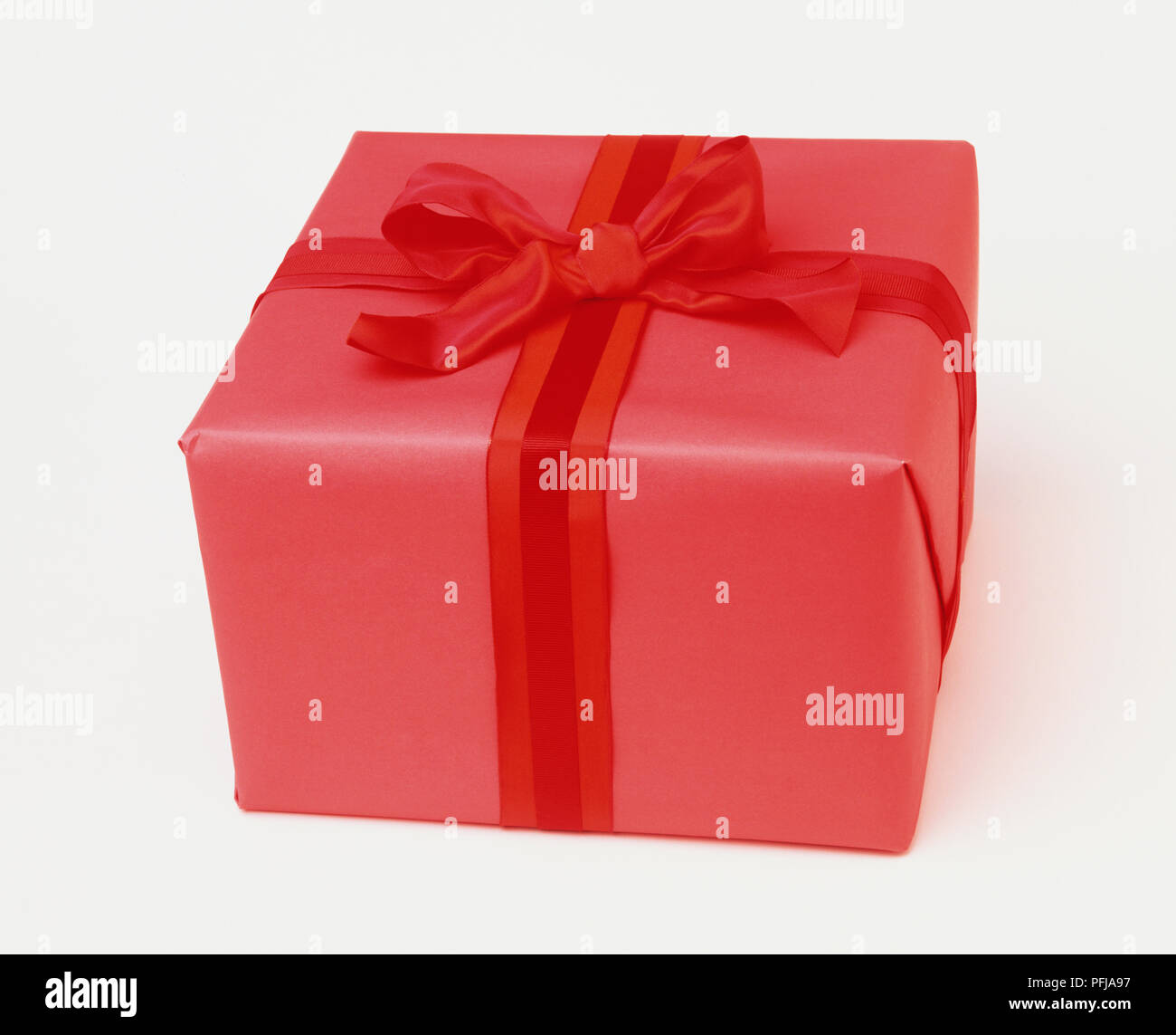 Box verpackt in rotem Papier und Red Ribbon Stockfoto