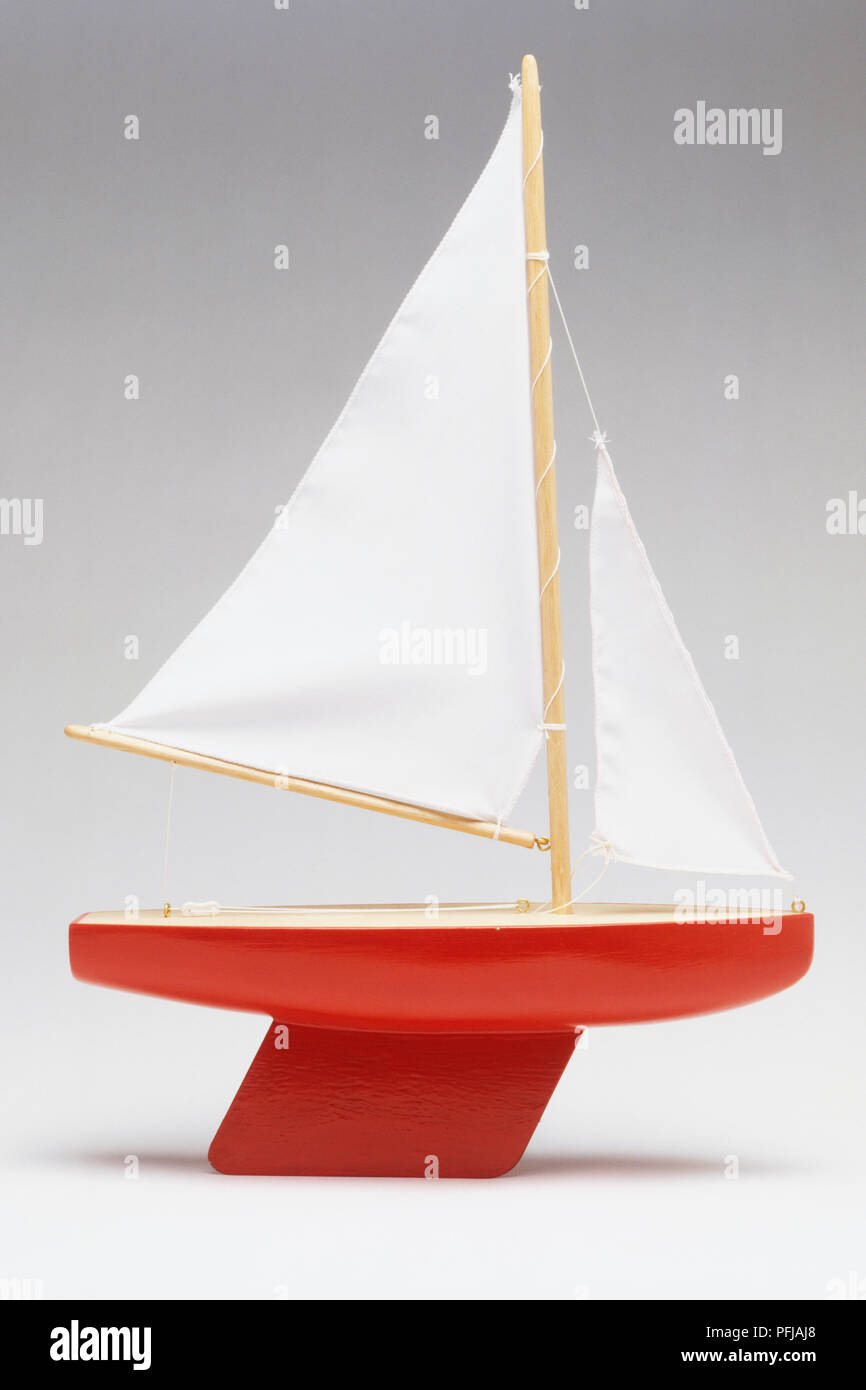 Modell Segelboot, rot Rumpf und weiße Segel Stockfoto