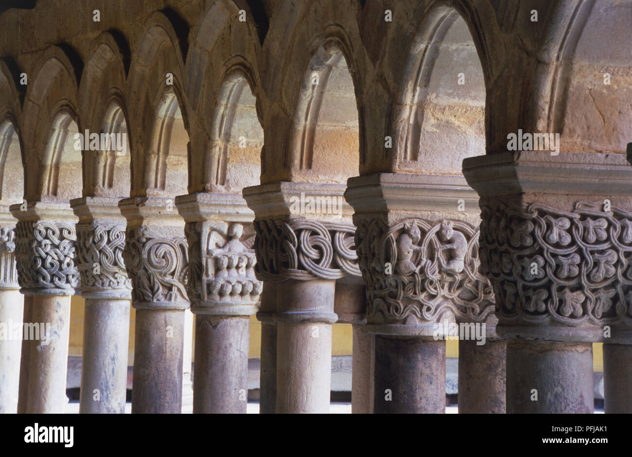 Europa, Spanien, Nordspanien, Santillana del Mar, Colegiata de Santa Juliana, Kirche Kreuzgang Kolonnade Stockfoto