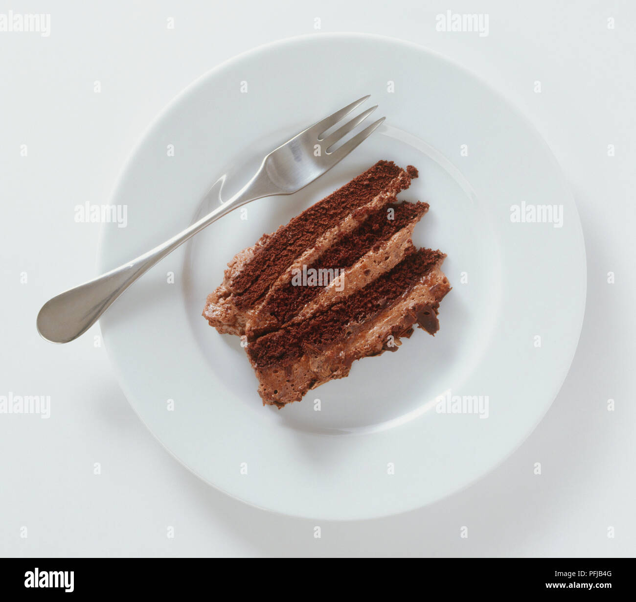 Stück Schokolade Kuchen auf eine Platte, mit einer Gabel, Ansicht von oben Stockfoto