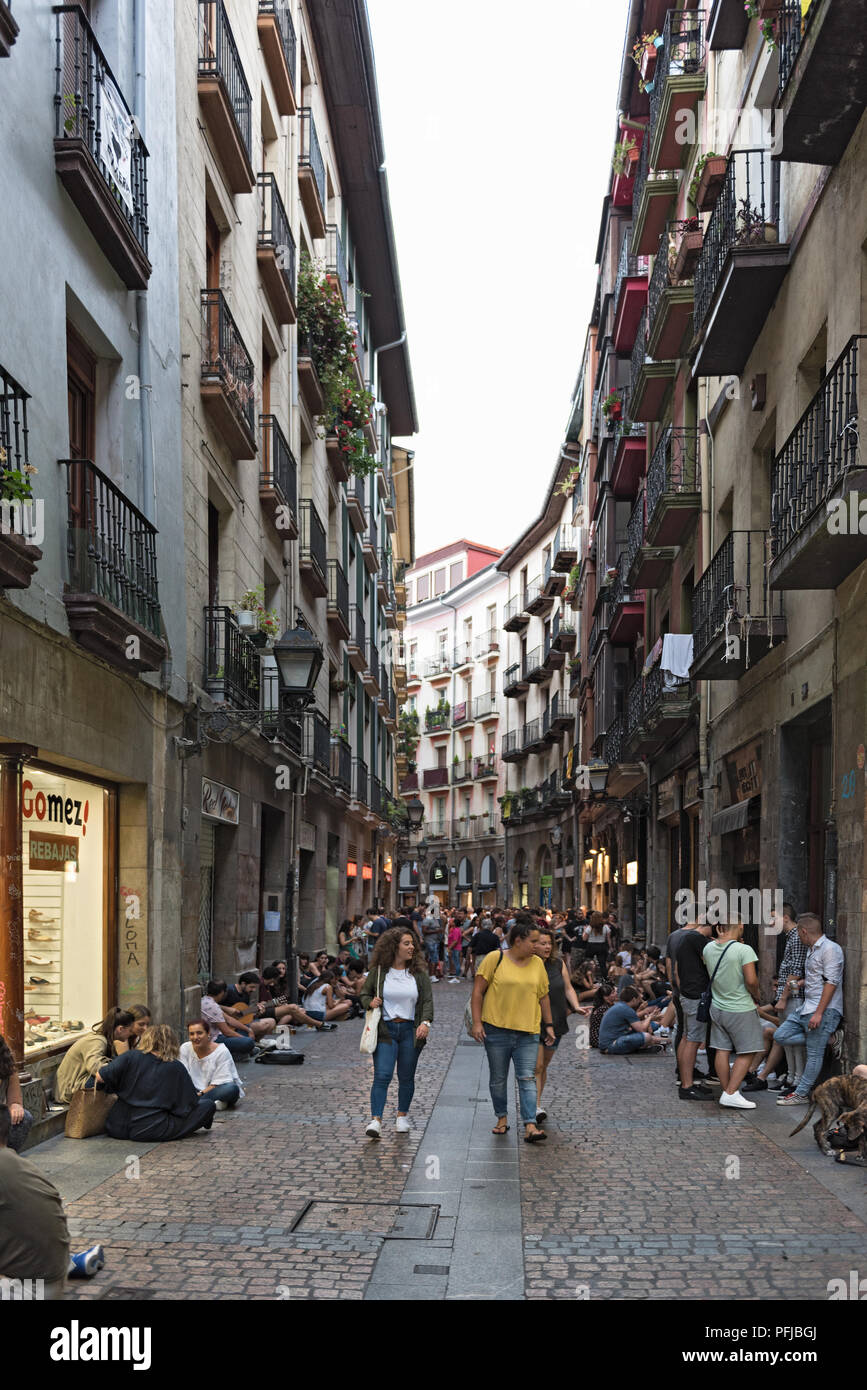 Die Menschen auf den Straßen und in den Bars der Altstadt von Bilbao, Spanien. Stockfoto