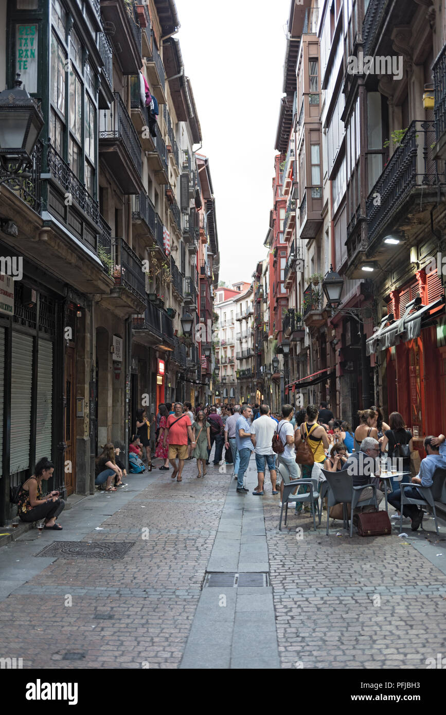 Die Menschen auf den Straßen und in den Bars der Altstadt von Bilbao, Spanien. Stockfoto