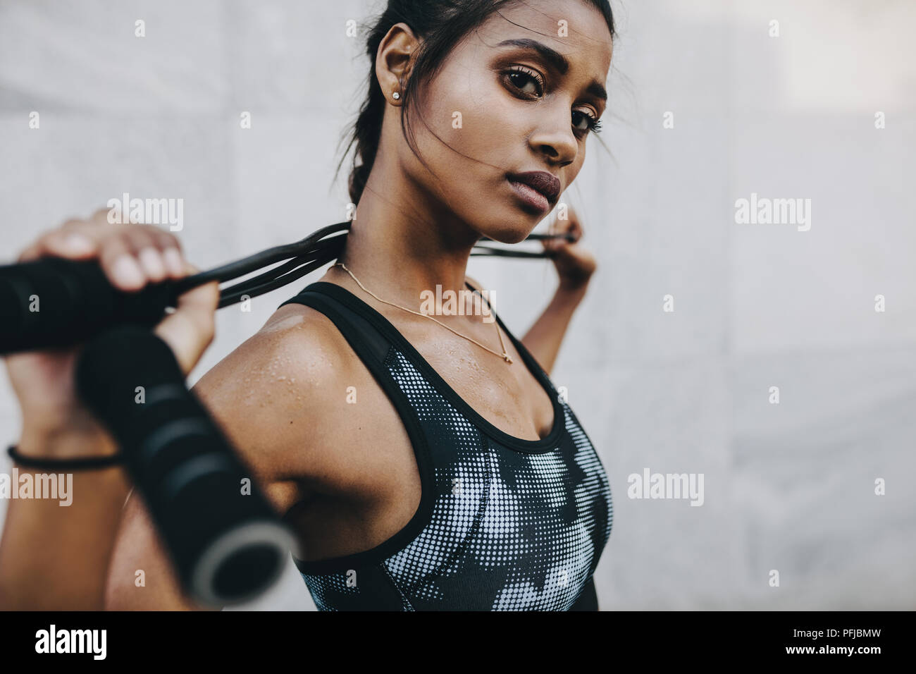 Nahaufnahme einer Frau Athlet in Fitness Kleidung während Ihres Trainings mit einem Springseil hinter ihrem Nacken. Stockfoto