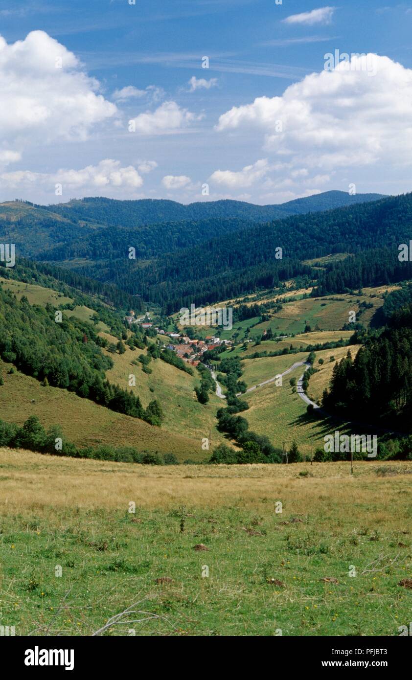 Die Slowakei, Slovensky Kras (Slowakische Karst), Uhorna, Dorf im Tal Stockfoto