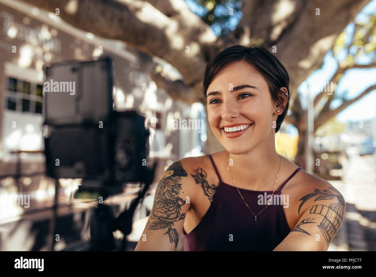 Glückliche Frau vlogger Dreharbeiten Video Blog im Freien. Lächelnd weibliche, vlog mit Digitalkamera in der Stadt. Stockfoto