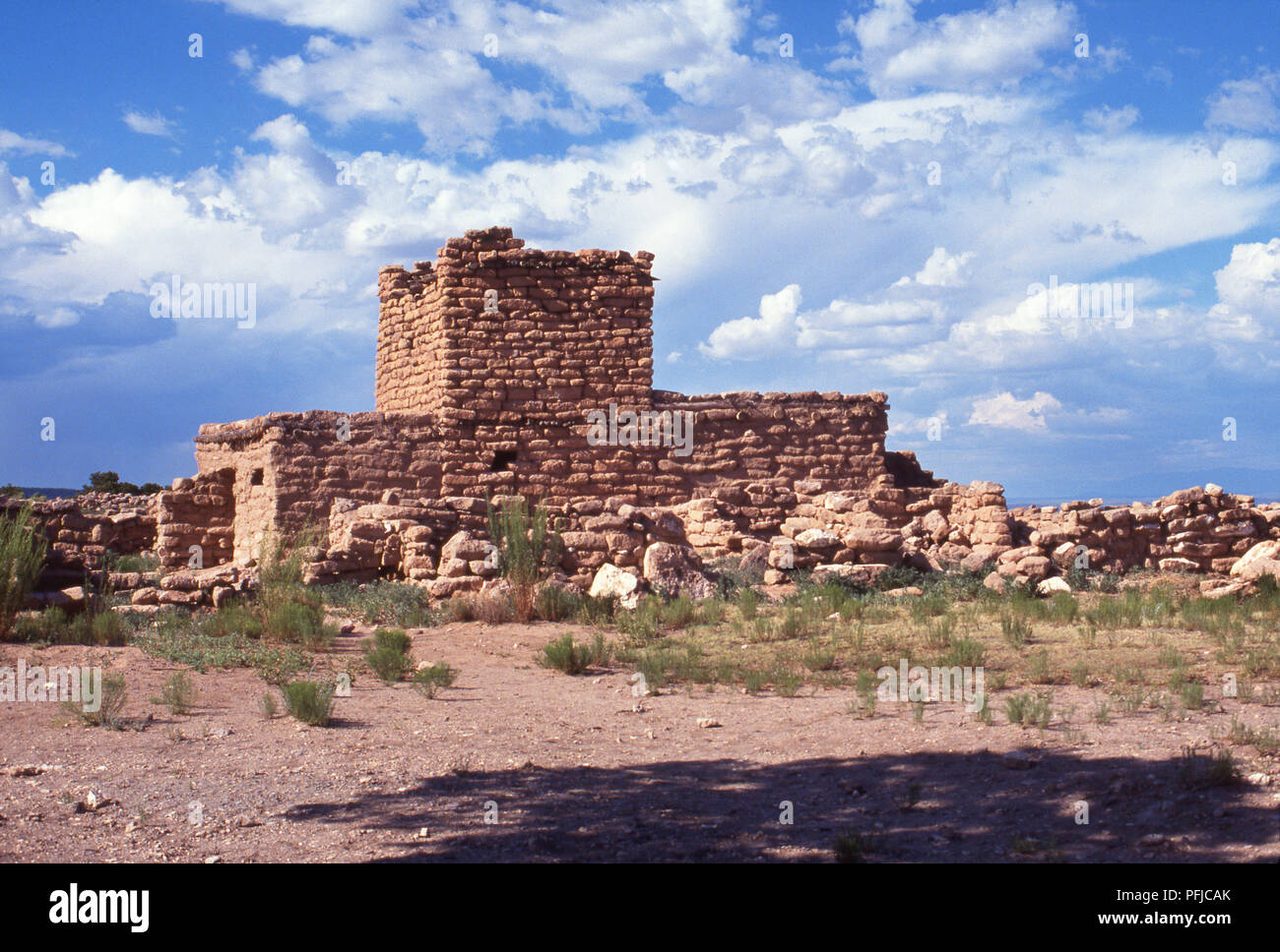 Prähistorisches Dorf Ruinen auf Puye Cliff - Wohnungen, Santa Clara Pueblo, New Mexico. Foto Stockfoto