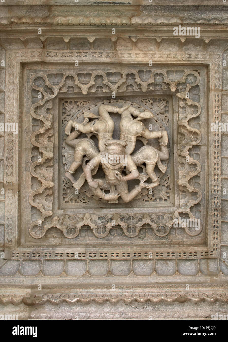 Indien, Rajasthan, Ranakpur, Adinatha Tempel, Relief von narasimha an der Decke der wichtigsten Tempel, Eingang Stockfoto