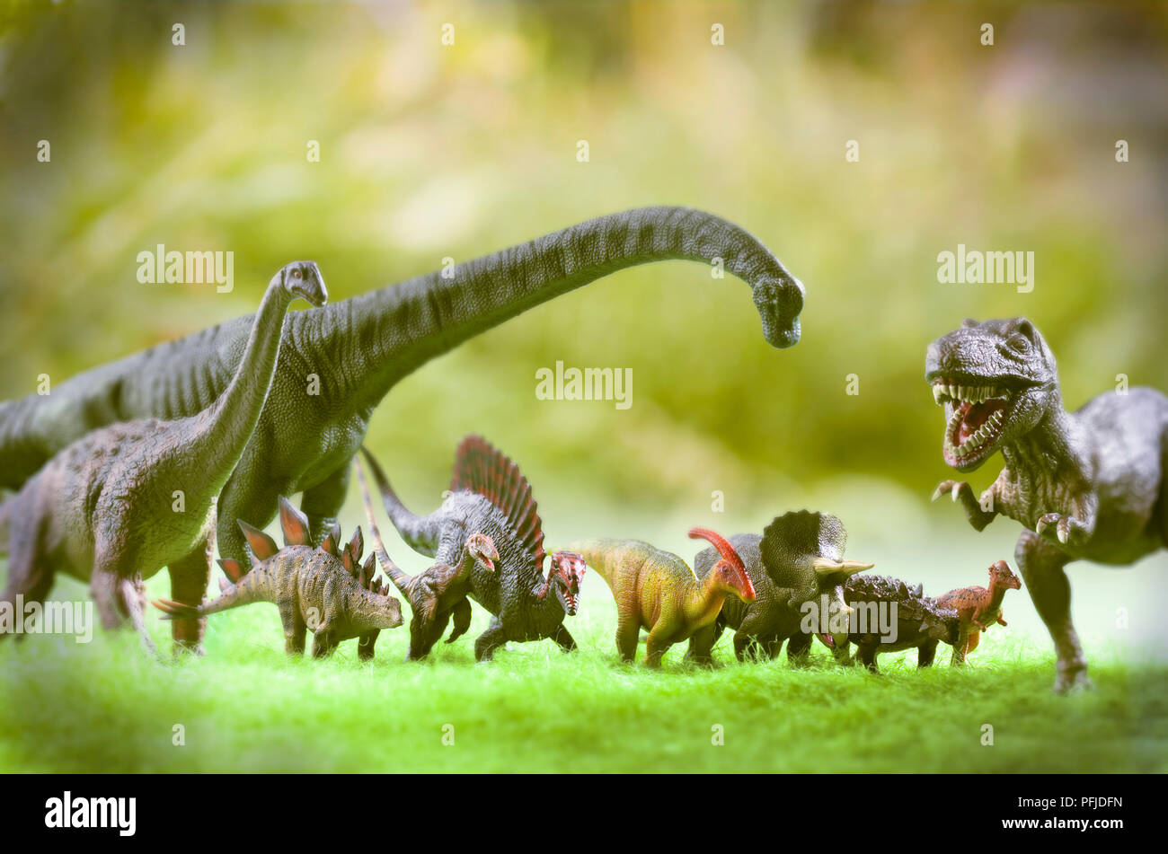 Gruppe von Spielzeug Dinosaurier in der freien Landschaft Stockfoto