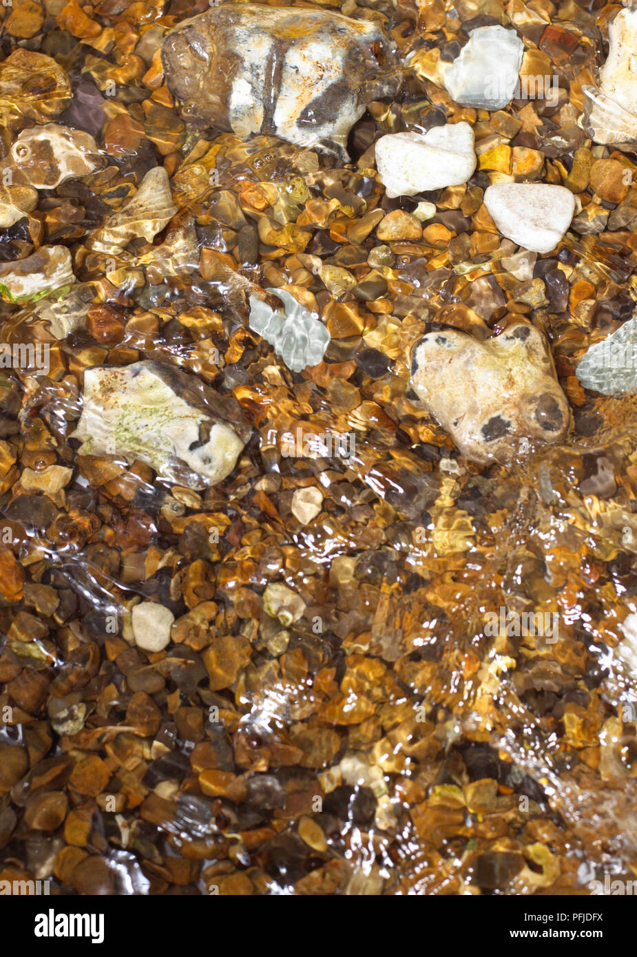 Fließendes Wasser über die Steine und Felsen, Ansicht von oben Stockfoto