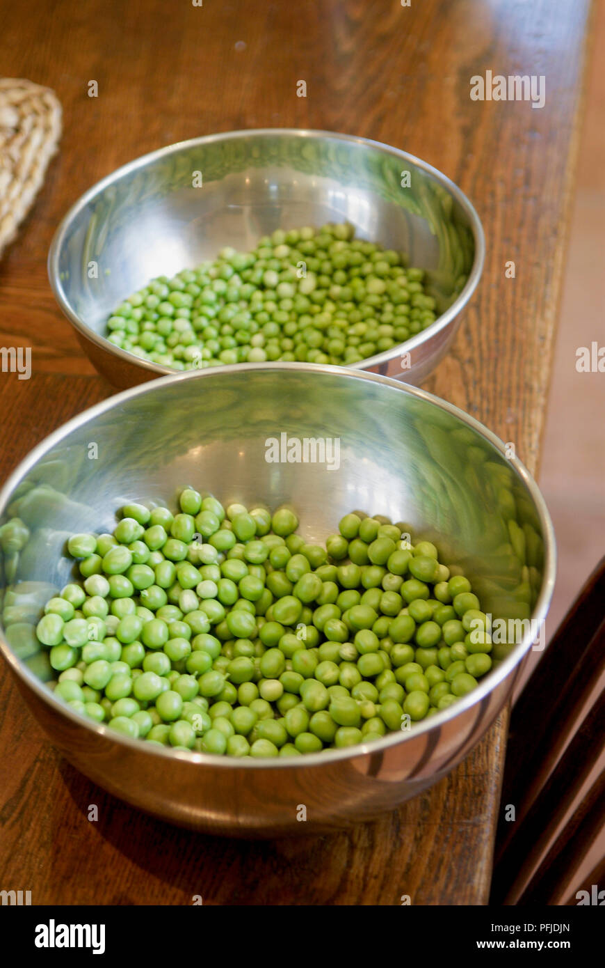 Zwei Schalen mit geschälten Erbsen gefüllt, close-up Stockfoto