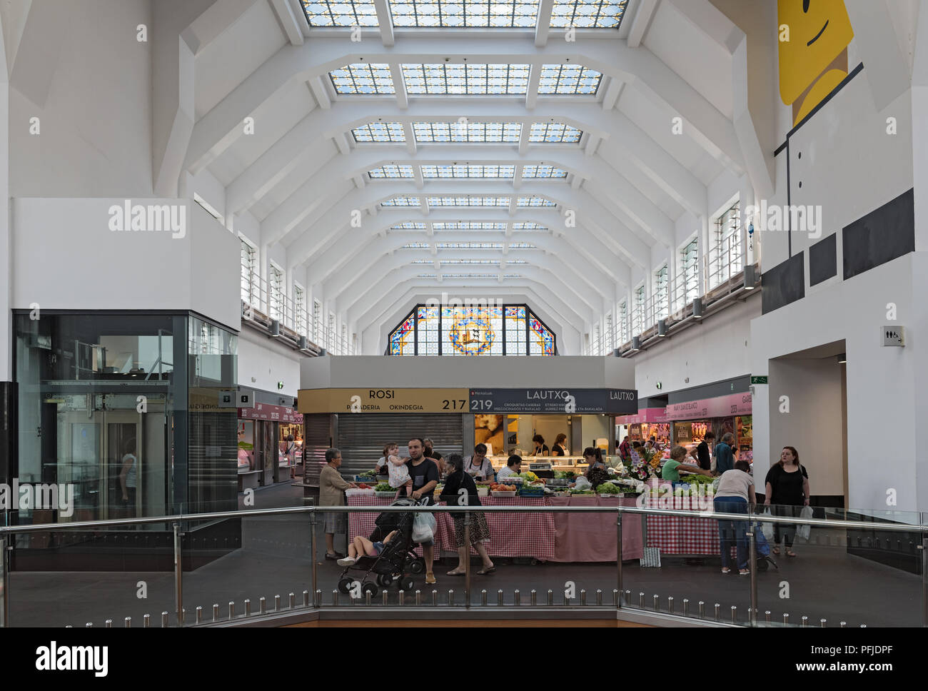 Blick auf den Ständen in der Markthalle Ribera, Bilbao, Spanien. Stockfoto