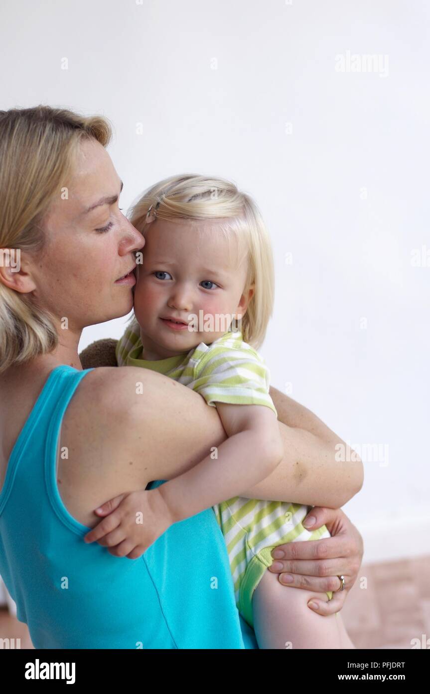 Frau mit blonden Mädchen in den Armen, close-up Stockfoto