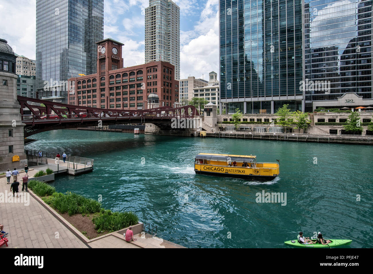 Wasser Taxi auf den Chicago River, Riverwalk, Clark Street Bridge in ...