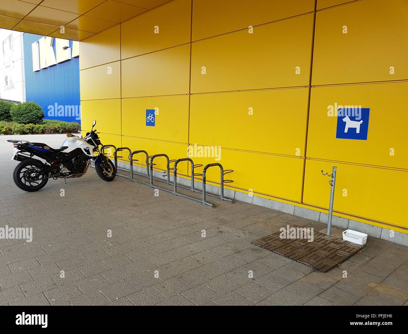 ULM, Deutschland - 20. MAI 2018: Motorrad auf dem Parkplatz in der Nähe von  Ikea Shopping Center. IKEA ist der weltweit grösste Möbel Einzelhändler  Stockfotografie - Alamy