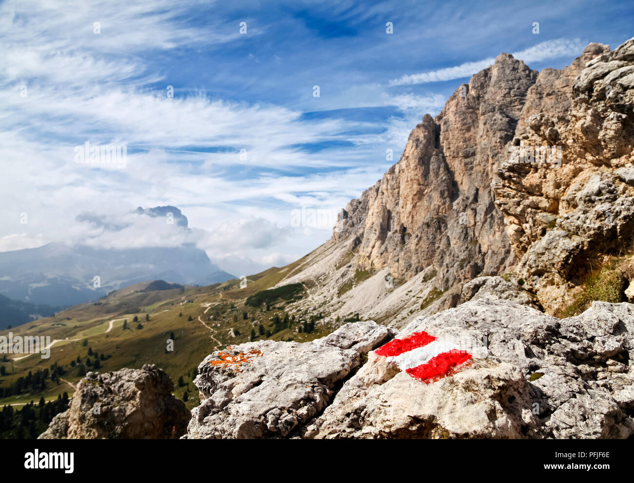 Trail Markierung auf einem Stein in Dolomiten, Italien Stockfoto