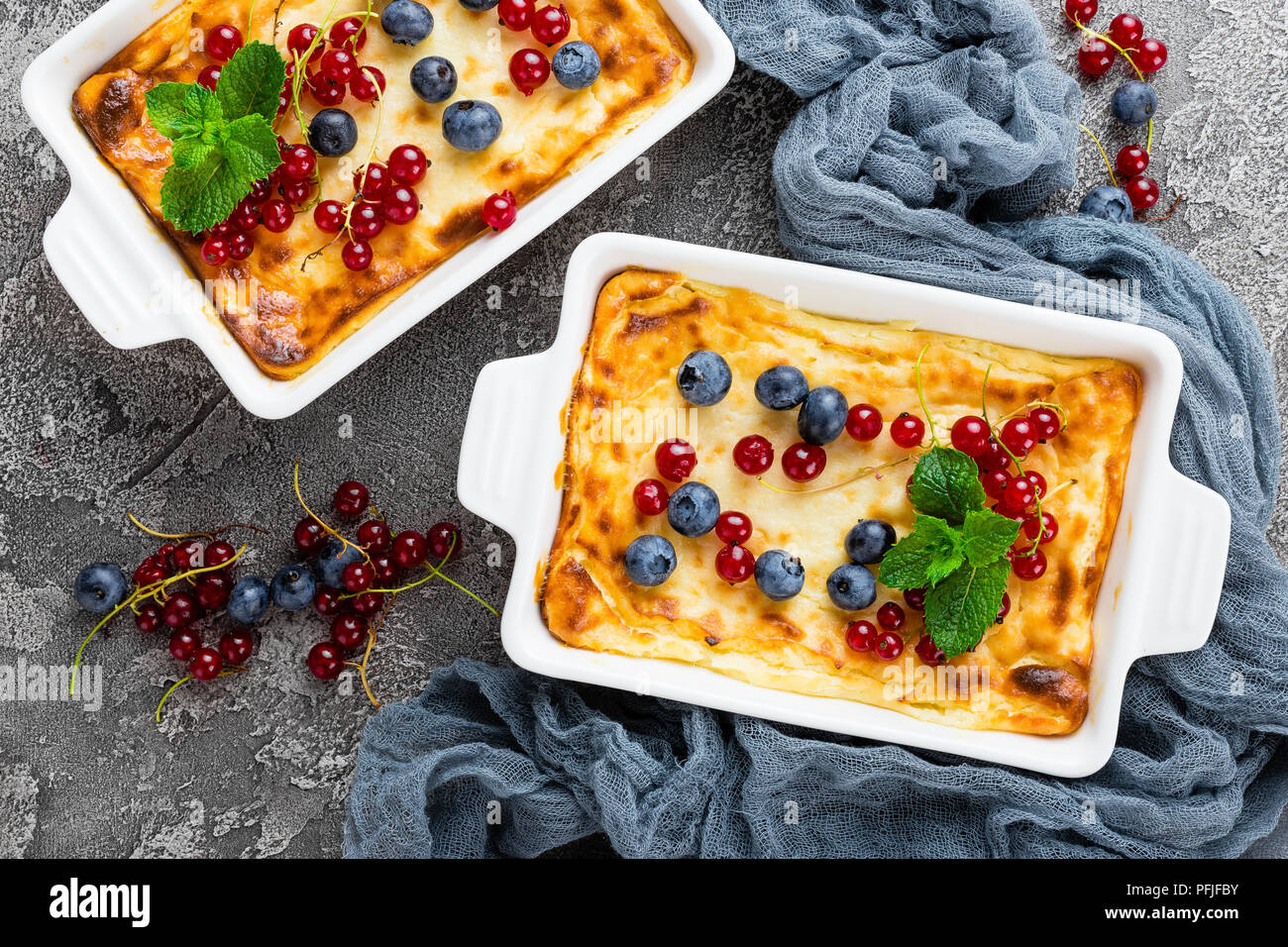 Käsekuchen mit frischen Beeren. Käsekuchen mit Heidelbeeren und roten Johannisbeeren Stockfoto