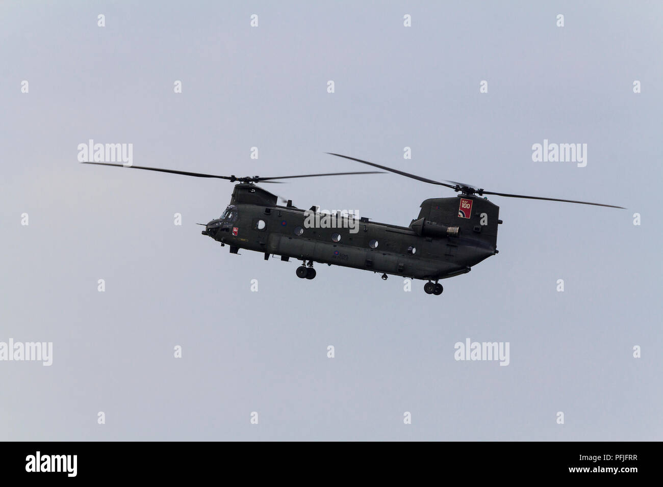 Chinook Hubschrauber fliegen über shoreham an der Küste im Vereinigten Königreich. Vertikale Abheben und Schweben heavy duty Twin Tandem Rotoren RAF Transportflugzeuge. Stockfoto