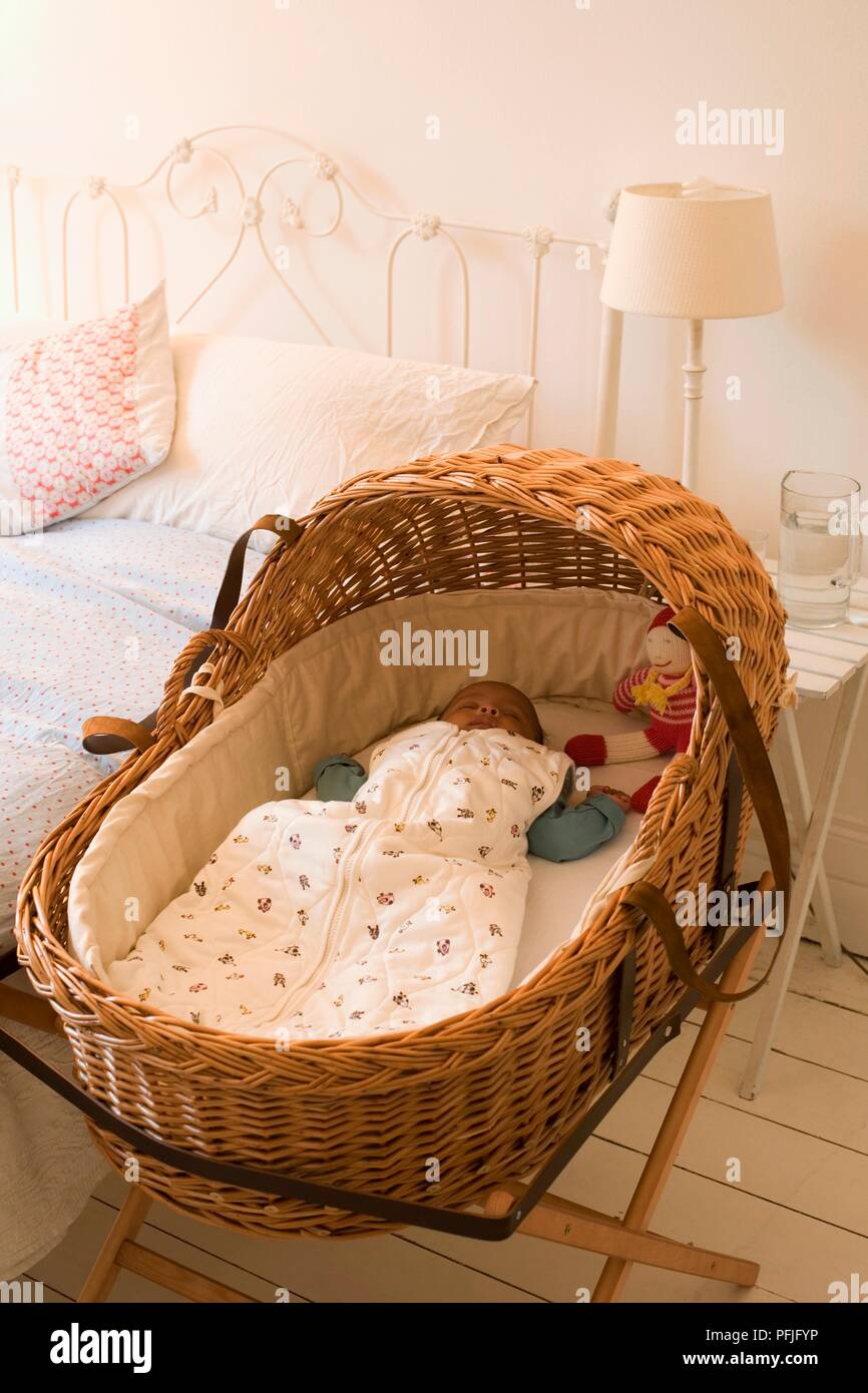 Baby Moses Korb, neben dem Bett Stockfotografie - Alamy