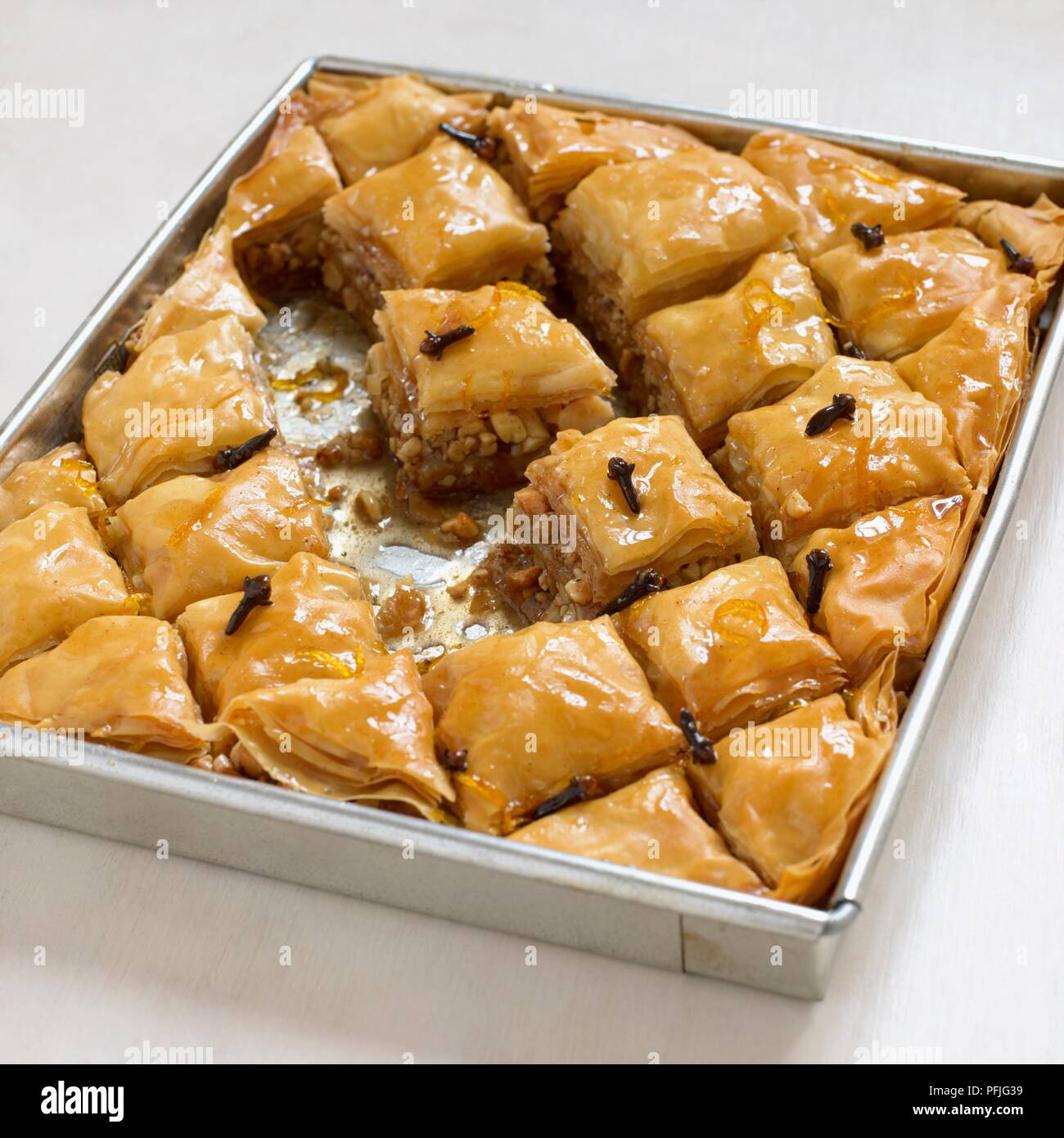 Baklava in Backblech Stockfotografie - Alamy