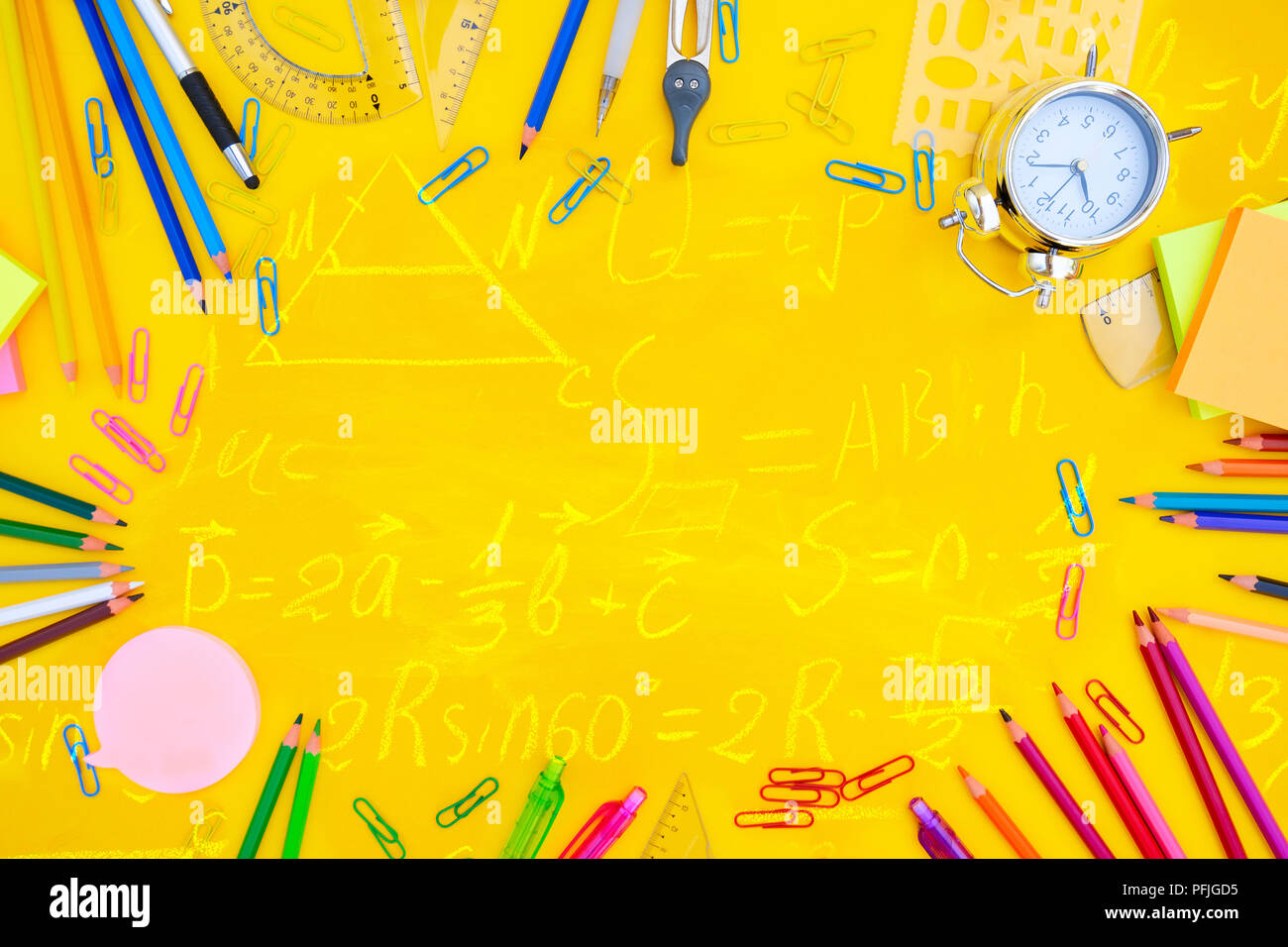 Zurück in der Schule waren Rahmen mit muilticolored Schulmaterial auf gelbem Hintergrund mit mathematischen Formeln Stockfoto Zurück in der Schule waren Rahmen mit muilticolored Schulmaterial auf gelbem Hintergrund mit mathematischen Formeln Stockfoto