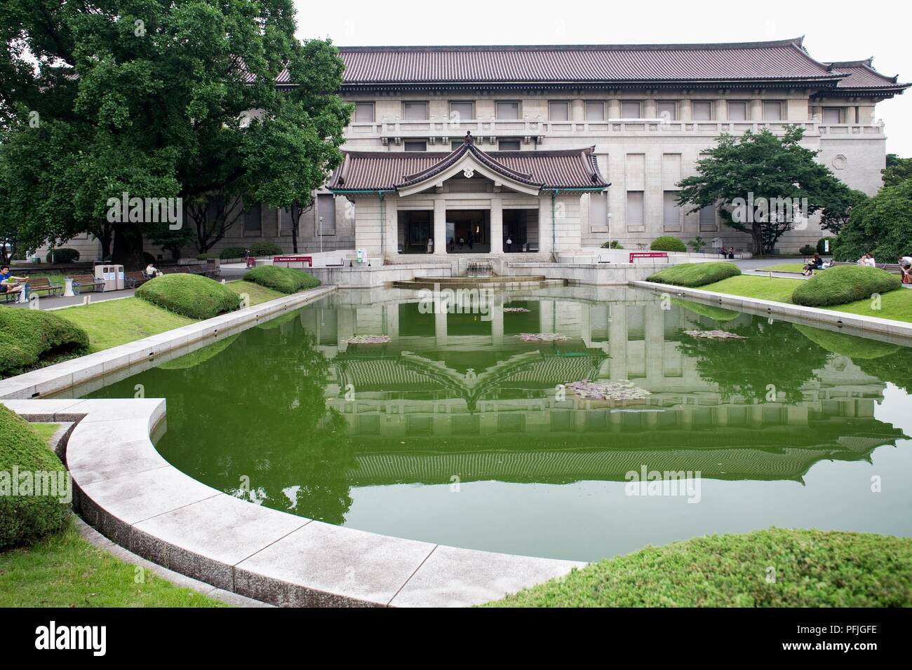 Japan, Tokio, Taito-ku, Tokyo National Museum, Blick auf honkan Gebäude des Museums und Teich Stockfoto