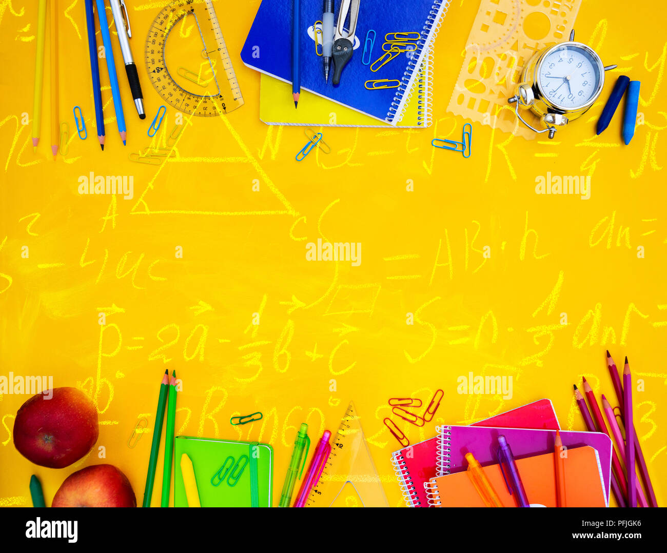 Zurück zu war schon Schule Szene, zwei Grenzen mit roten Schulmaterial auf gelbem Hintergrund mit mathematischen Formeln Stockfoto Zurück zu war schon Schule Szene, zwei Grenzen mit roten Schulmaterial auf gelbem Hintergrund mit mathematischen Formeln Stockfoto