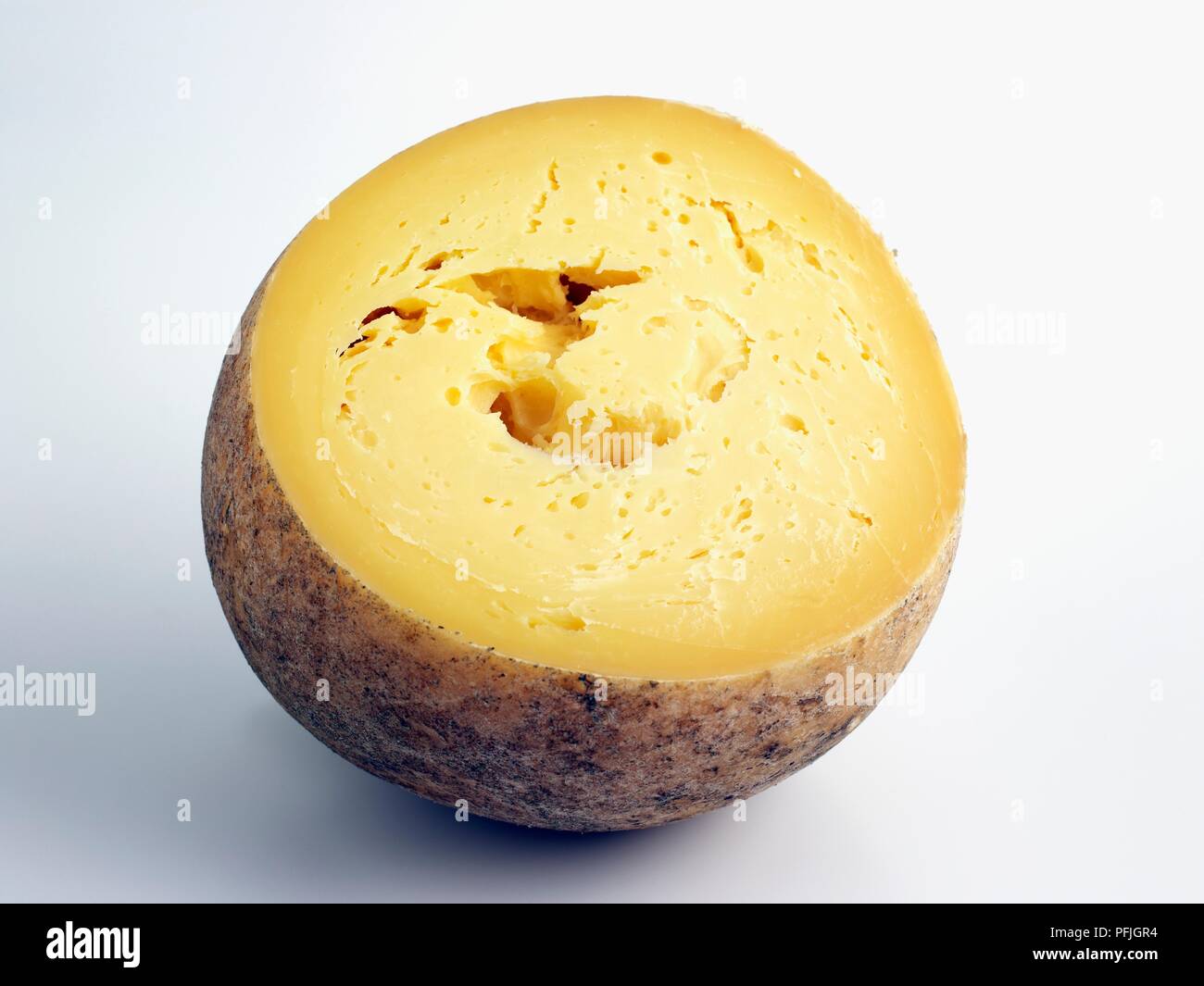 In Scheiben geschnitten Sphäre der Italienischen Caciocavallo podolico's Käse aus Kuhmilch Stockfoto