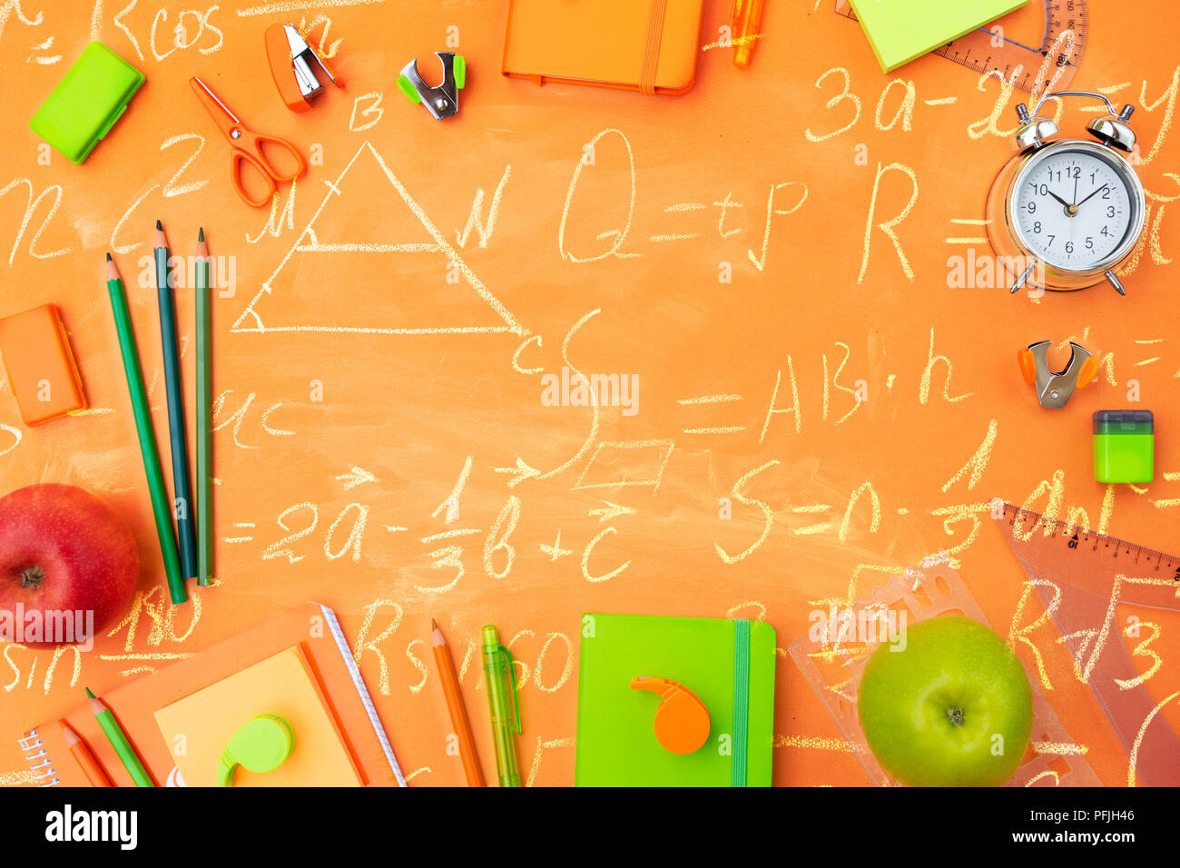 Zurück zu gestalteten Schule flach Rahmen mit bunten Schulmaterial auf orange Hintergrund mit mathematischen Formeln Stockfoto Zurück zu gestalteten Schule flach Rahmen mit bunten Schulmaterial auf orange Hintergrund mit mathematischen Formeln Stockfoto