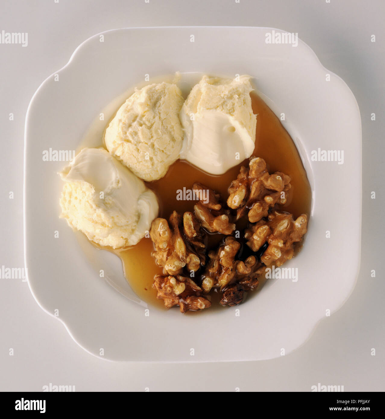 Platte von Kaimaki, ein reichhaltiges, cremiges Eis mit Walnüssen und Honig, ein typisches Dessert aus Griechenland, Ansicht von oben Stockfoto