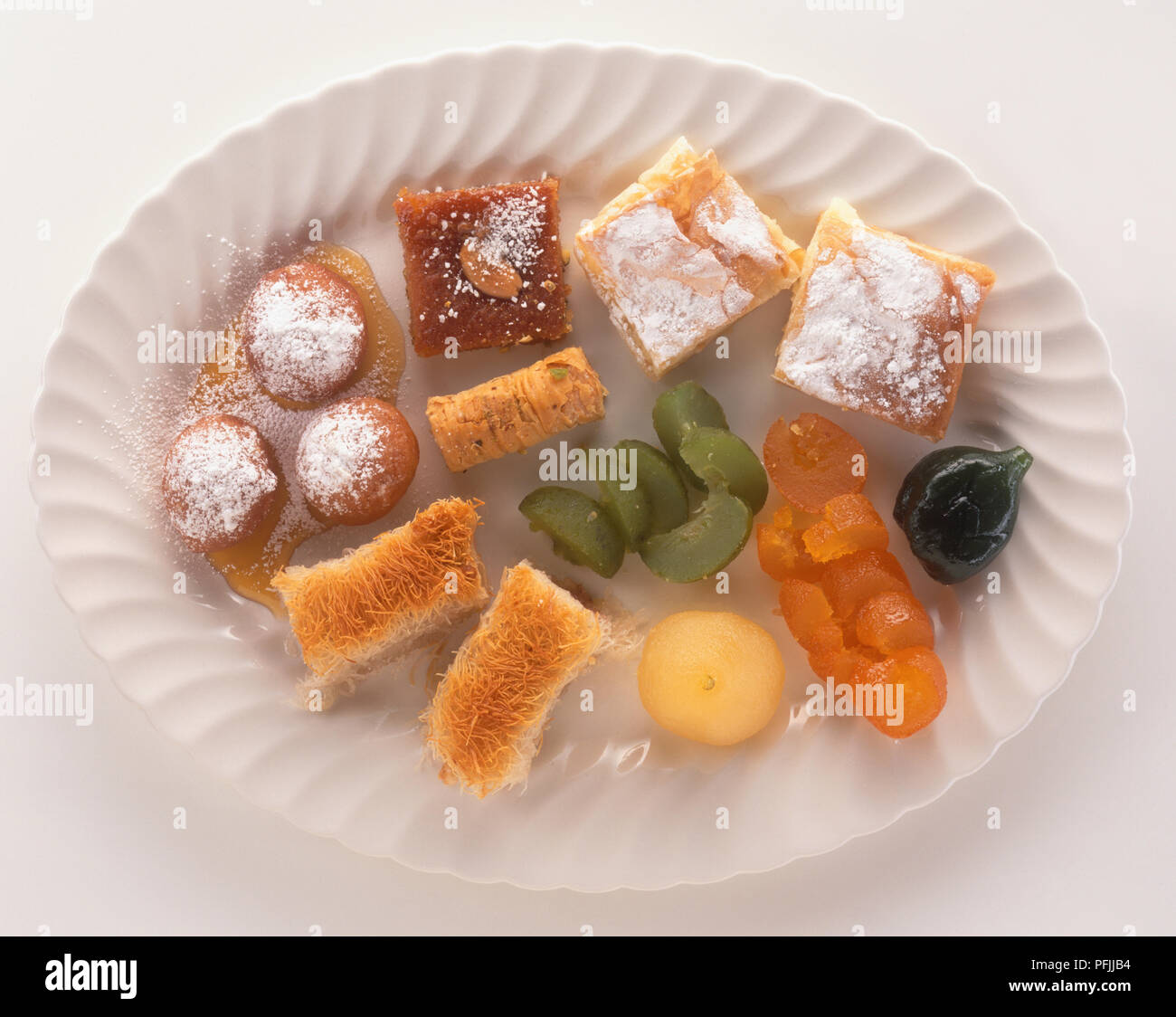 Platte der Griechischen, Baklava - Typ Gebäck, Süßigkeiten, mit Nüssen, Honig und Sirup, Ansicht von oben Stockfoto
