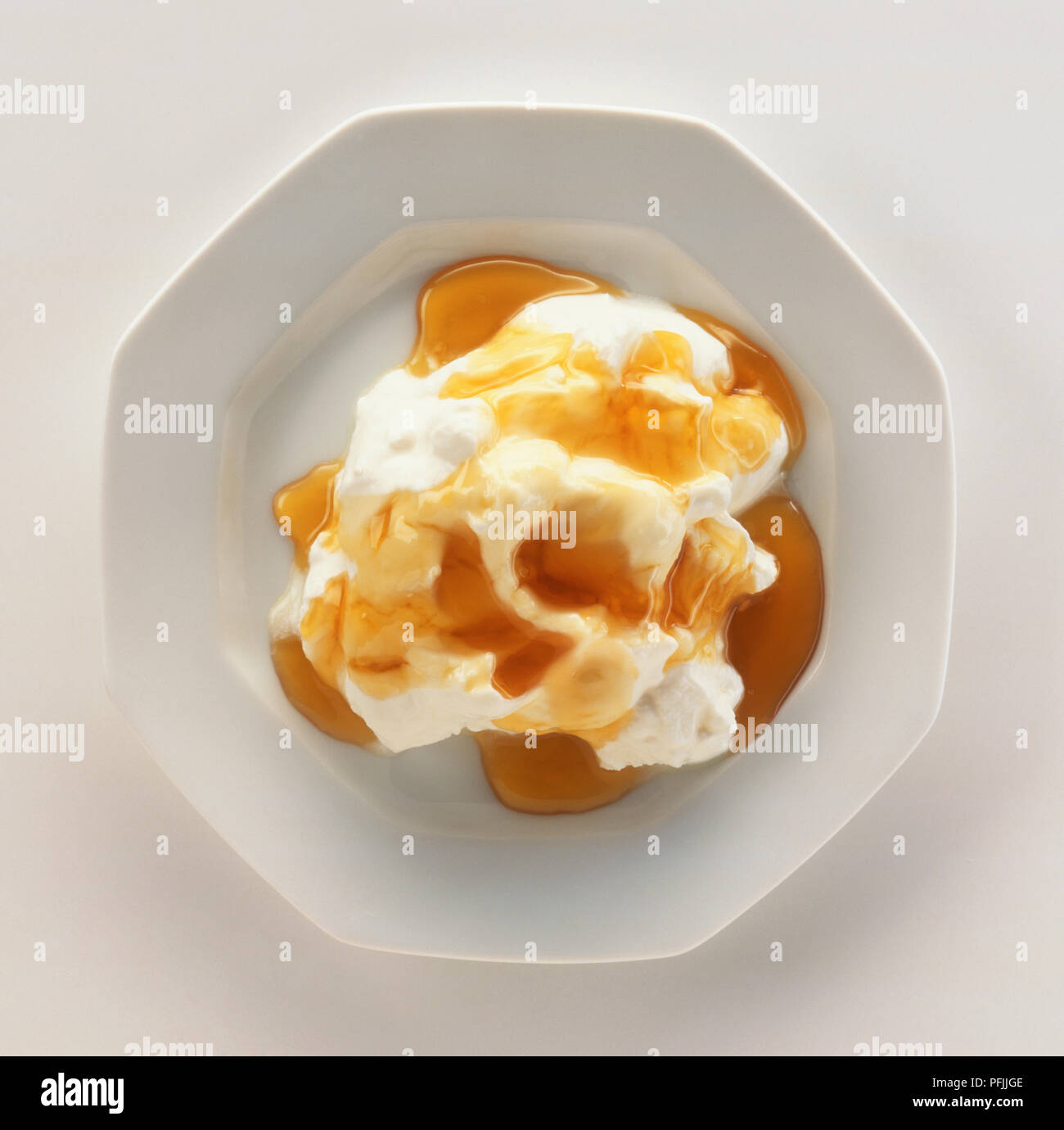 Platte der griechischen Joghurt mit Honig, Ansicht von oben Stockfoto