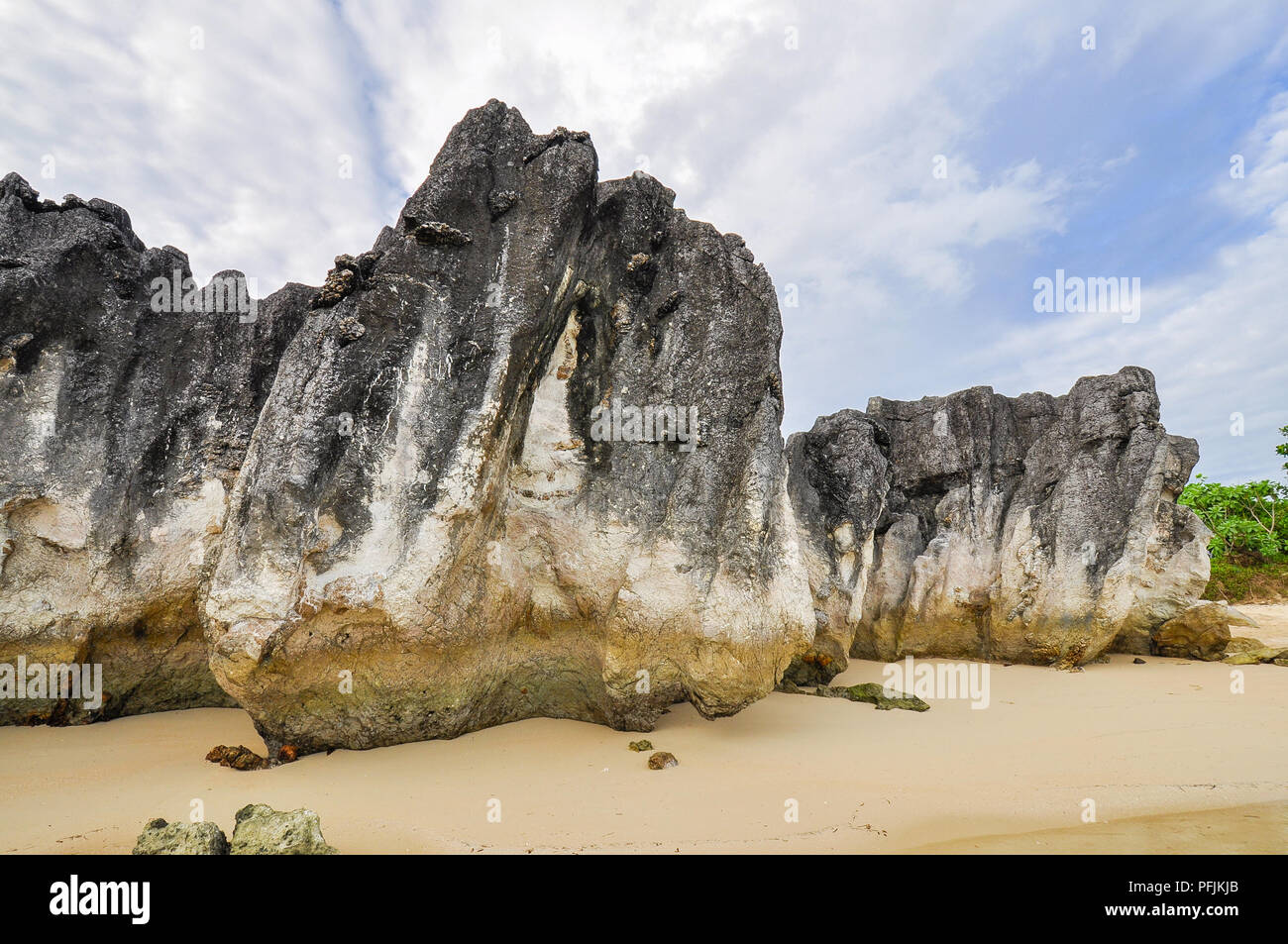 Oceanside Kalkstein Felsformationen - Caramoan, Camarines Sur, Philippinen Stockfoto