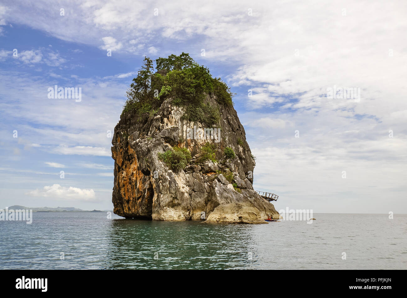 Kalkstein Felsvorsprung - Caramoan, Camarines Sur, Philippinen Stockfoto