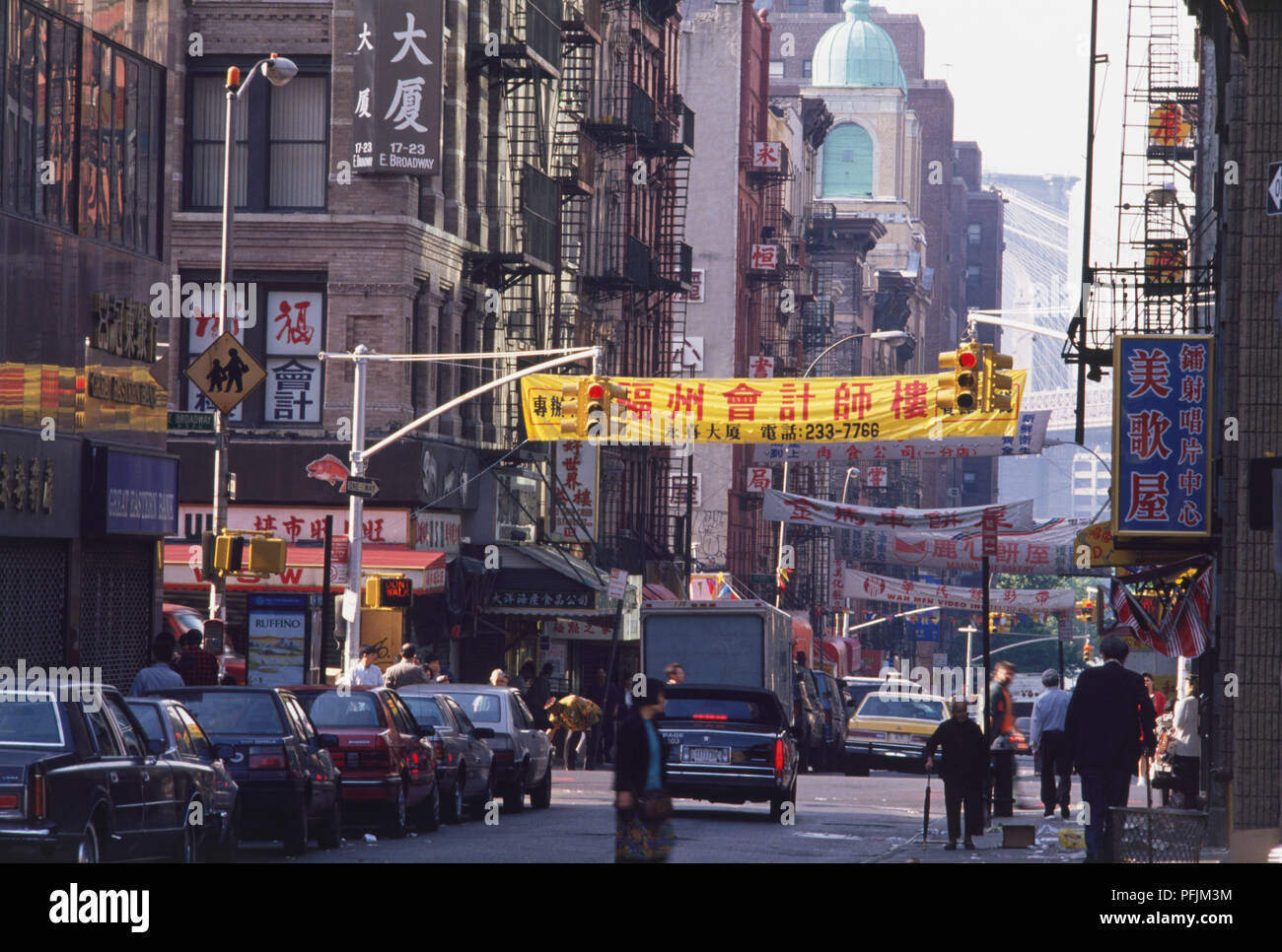 USA, New York, Manhattan, Lower East Side, Chinatown, street scene mit Brooklyn Bridge im Hintergrund. Stockfoto