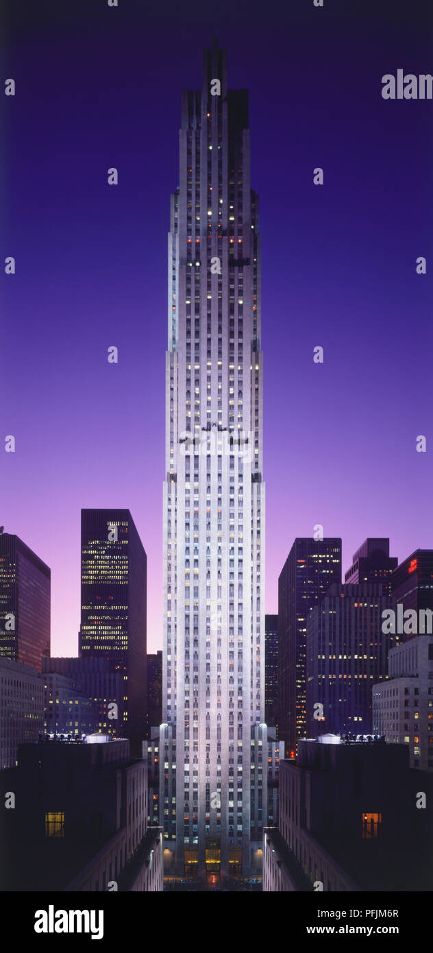 USA, New York, Manhattan, Obere Midtown, Lexington Avenue, General Electric Building bei Nacht beleuchtet, vor dem Hintergrund der kleinere Hochhäuser. Stockfoto