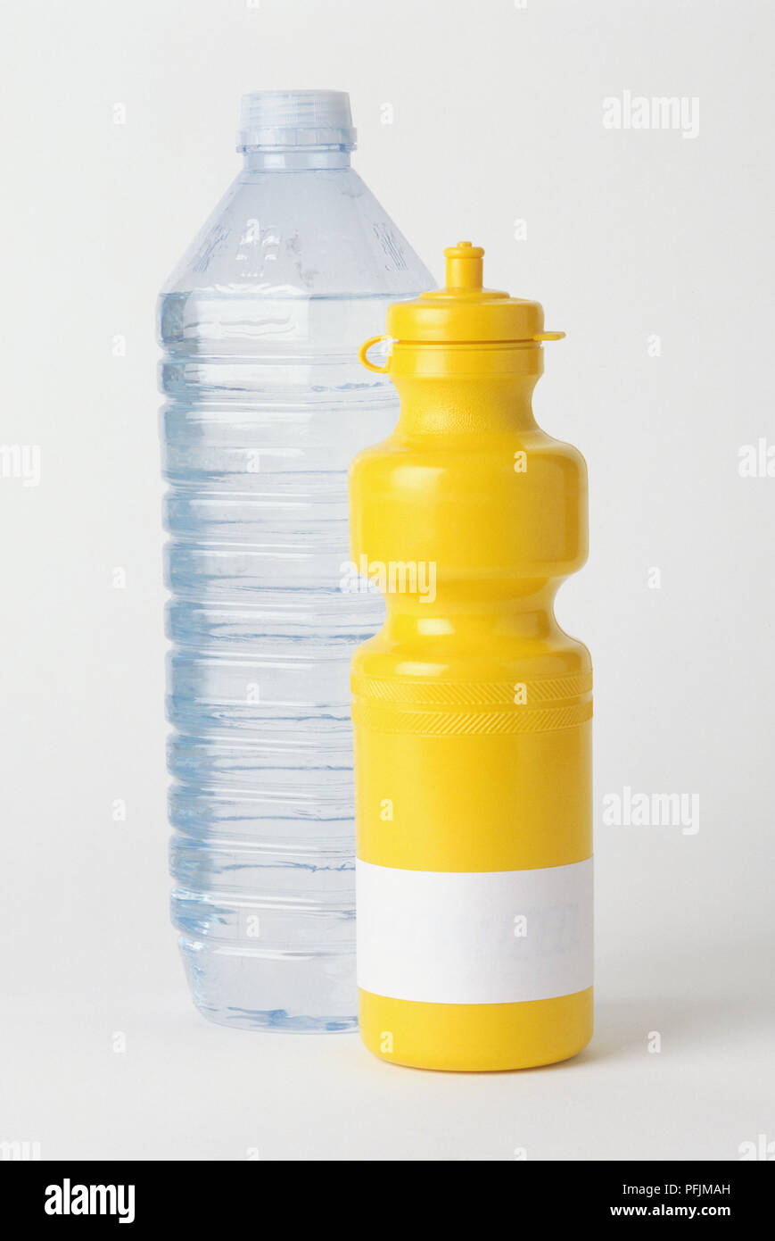 Aus klarem Kunststoff Trinkflasche mit gelben Plastikflasche vor. Stockfoto