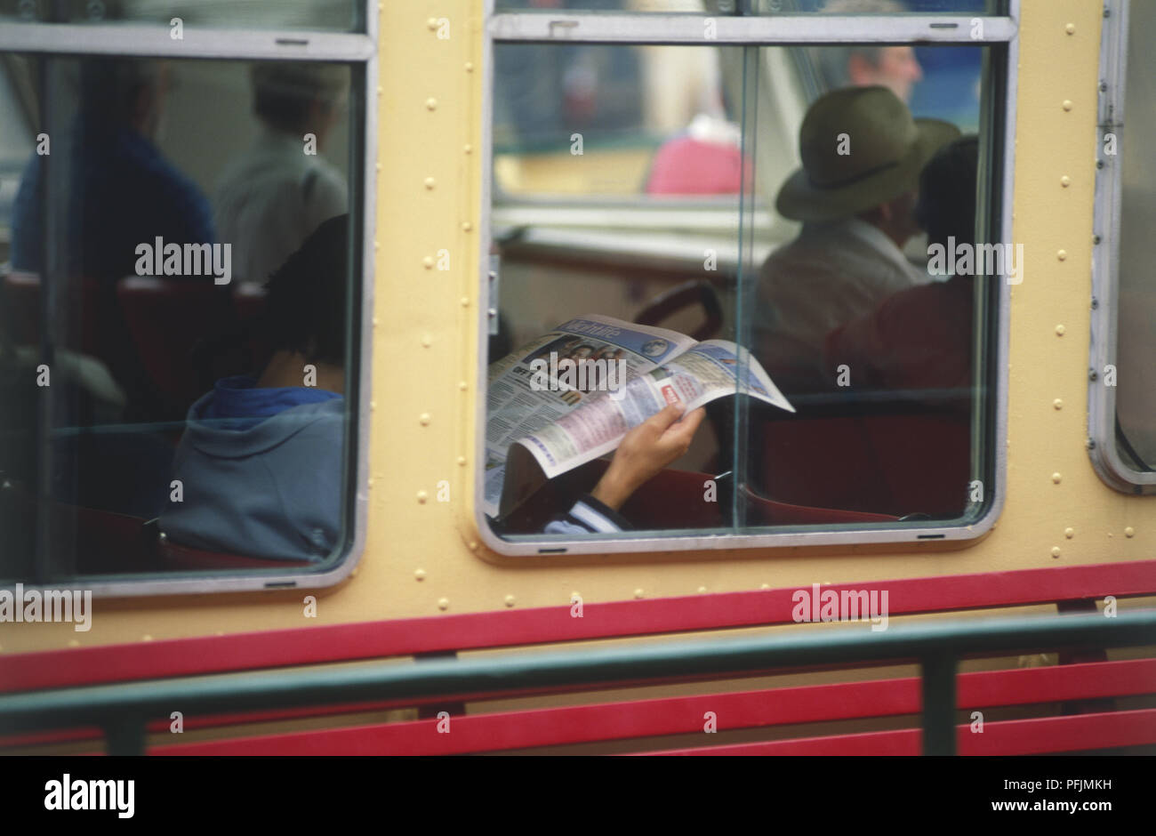 Australien, Sydney, Passagiere innen Kabine von Boot, einer Lesung Zeitungsartikel über 'Nachtleben', Ansicht von außen Stockfoto