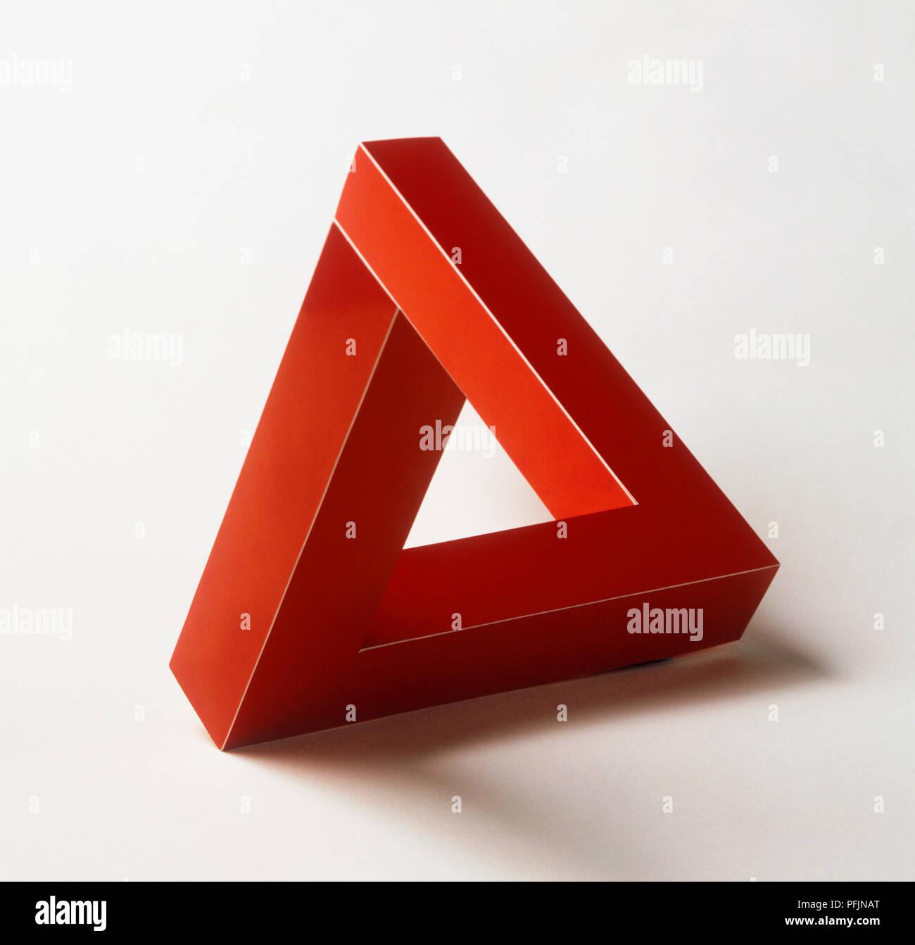 Unmöglichen Dreiecks, dreieckige Rote Form Stockfoto