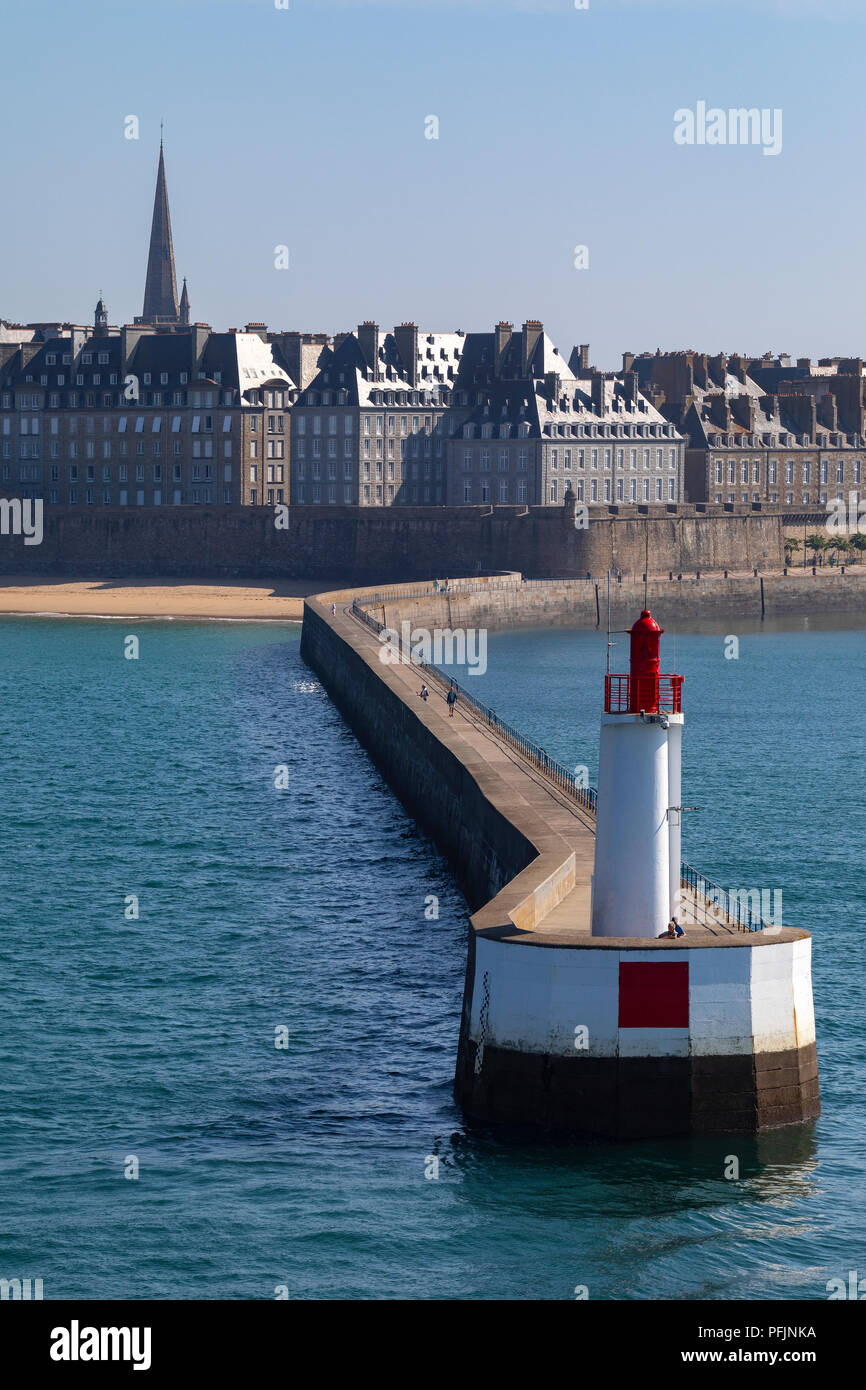 Der Hafen von Saint Malo an der bretonischen Küste im Nordwesten von Frankreich. Stockfoto